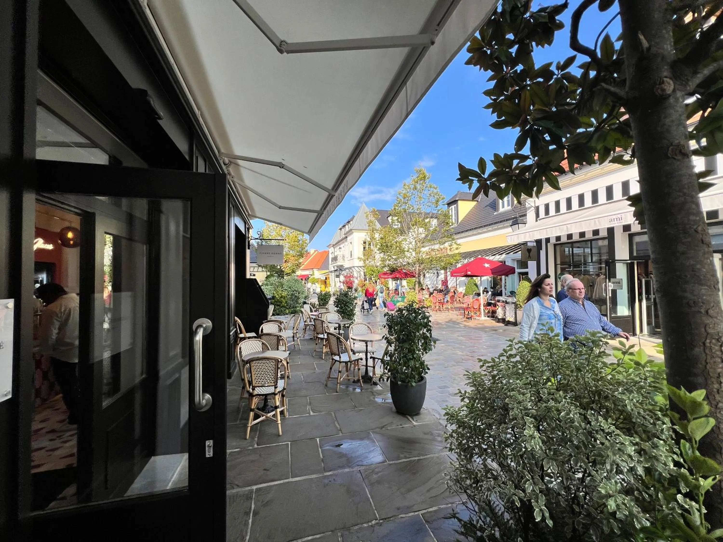 Shopping Area in Lifestyle Disneyland Paris 8 PAX