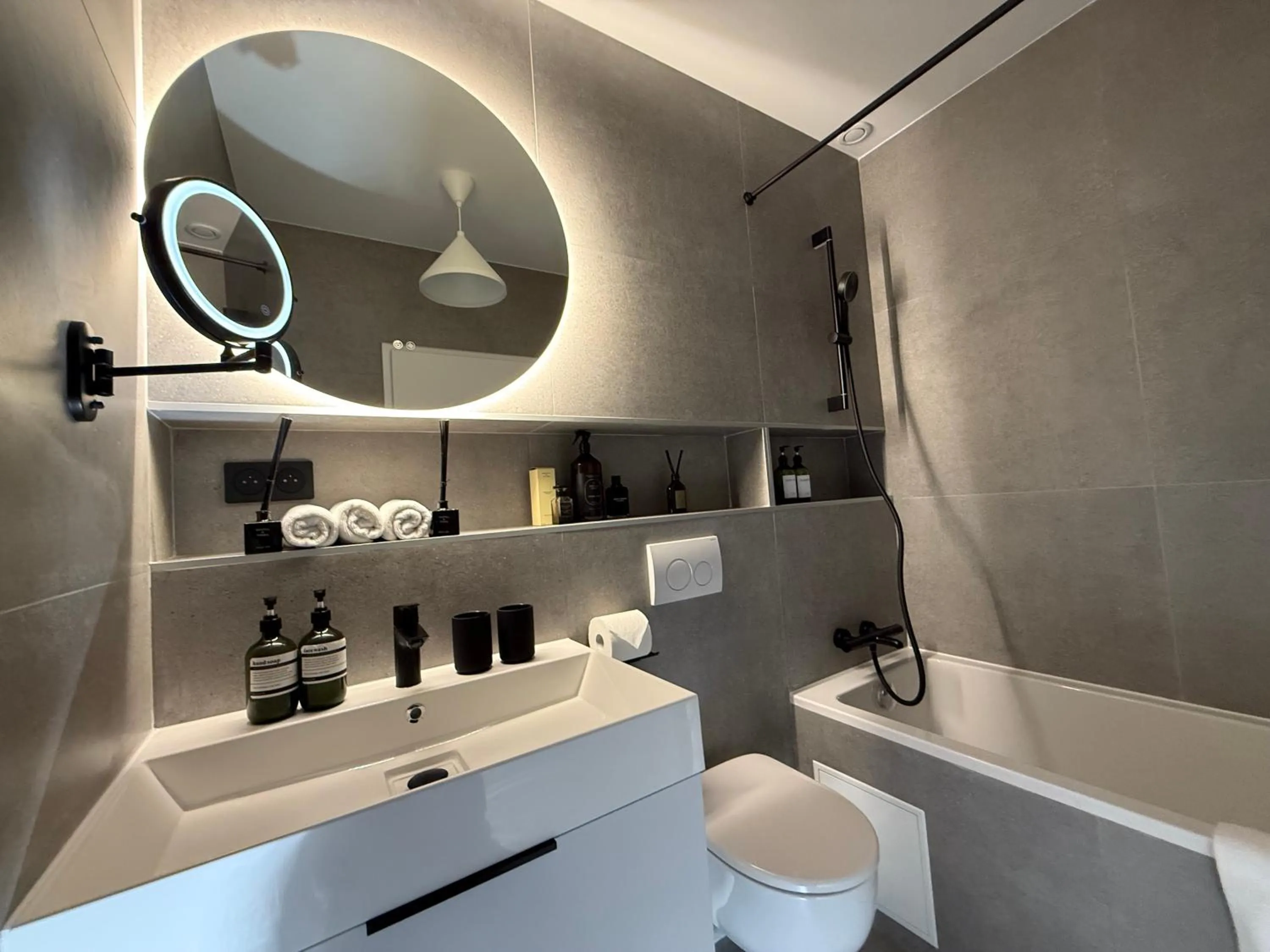 Shower in Lifestyle Disneyland Paris 8 PAX