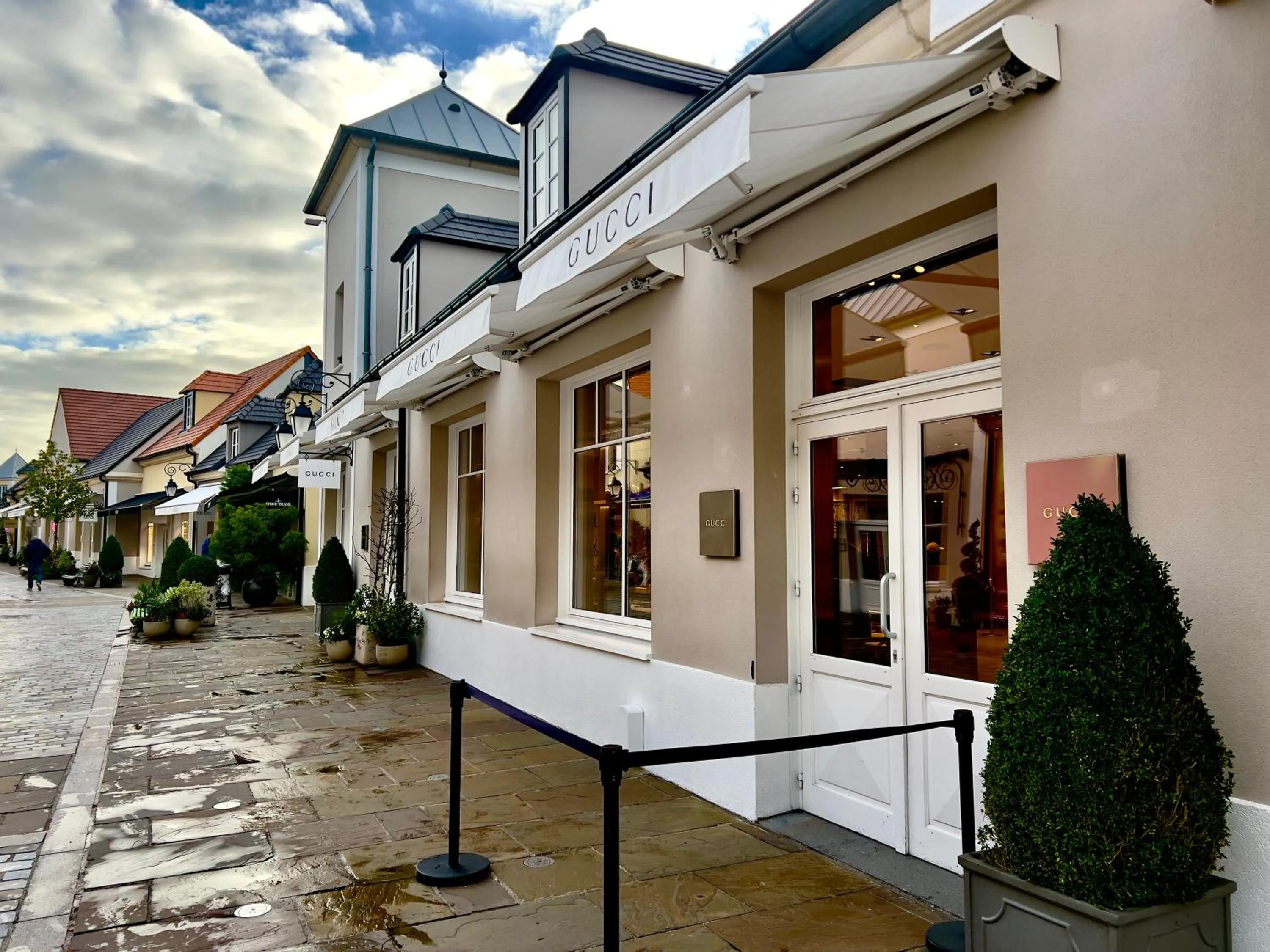 Shopping Area in Lifestyle Disneyland Paris 8 PAX
