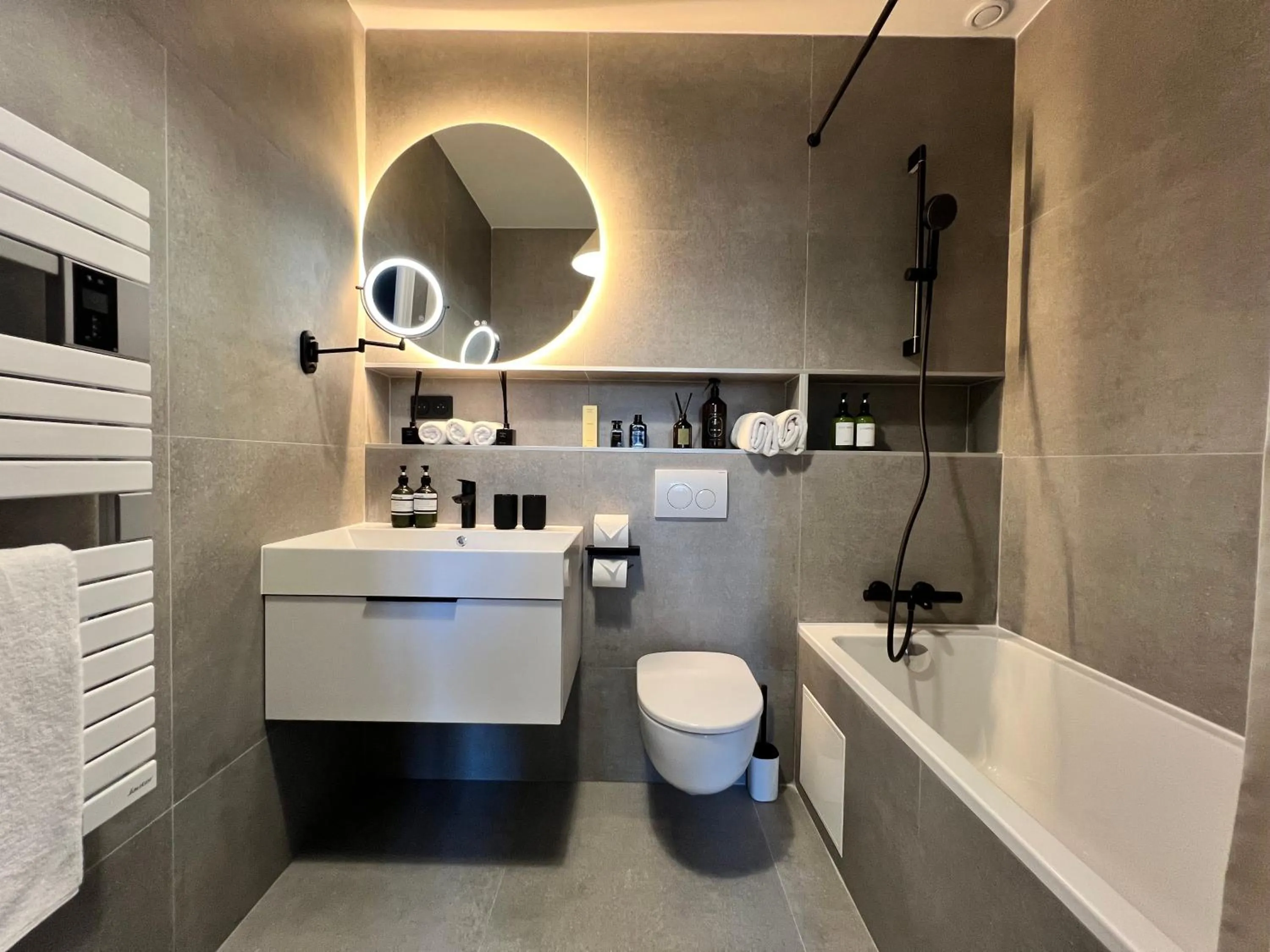 Shower in Lifestyle Disneyland Paris 8 PAX