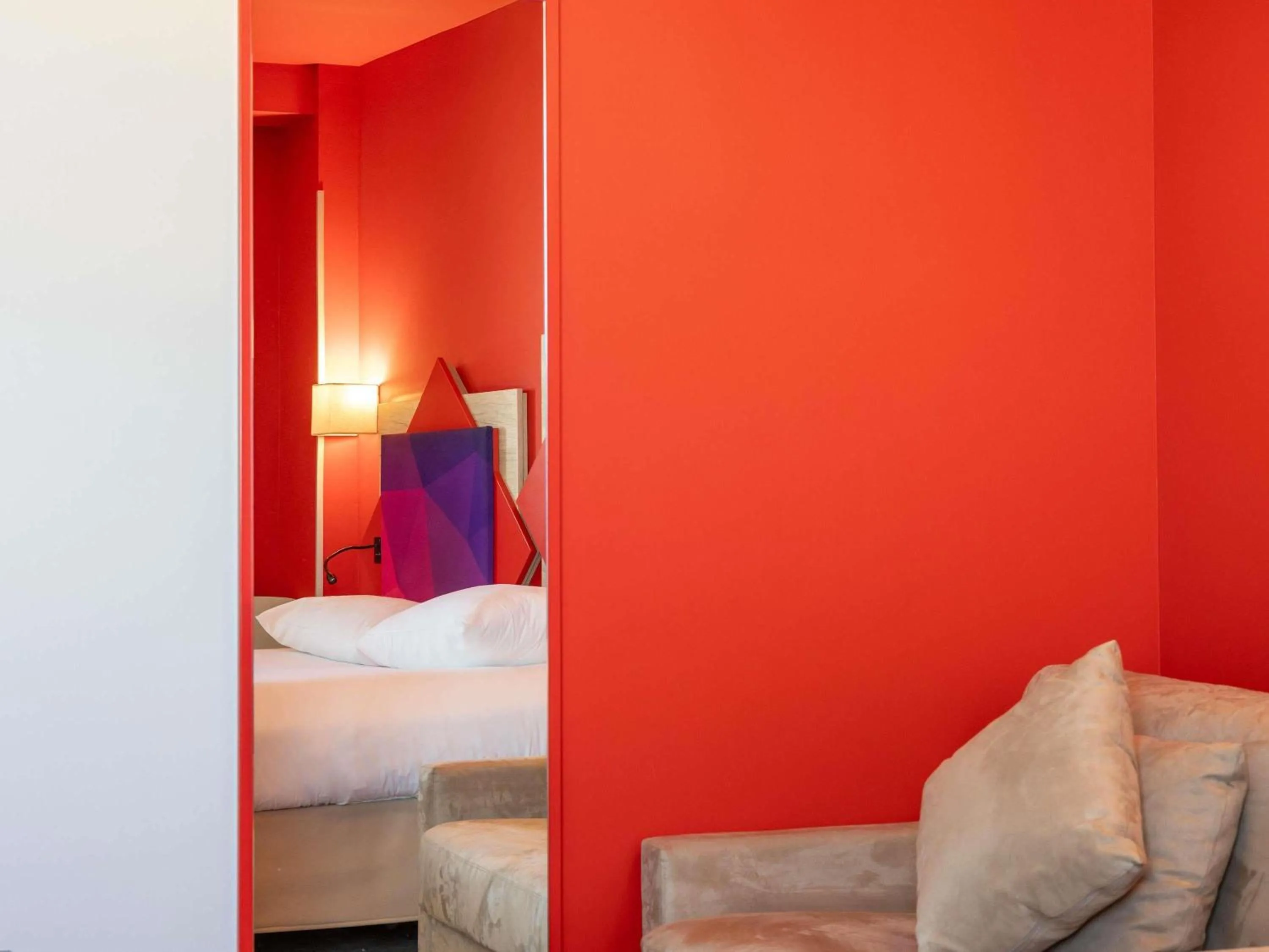 Bedroom, Bed in ibis styles Albi Centre Le Theatro