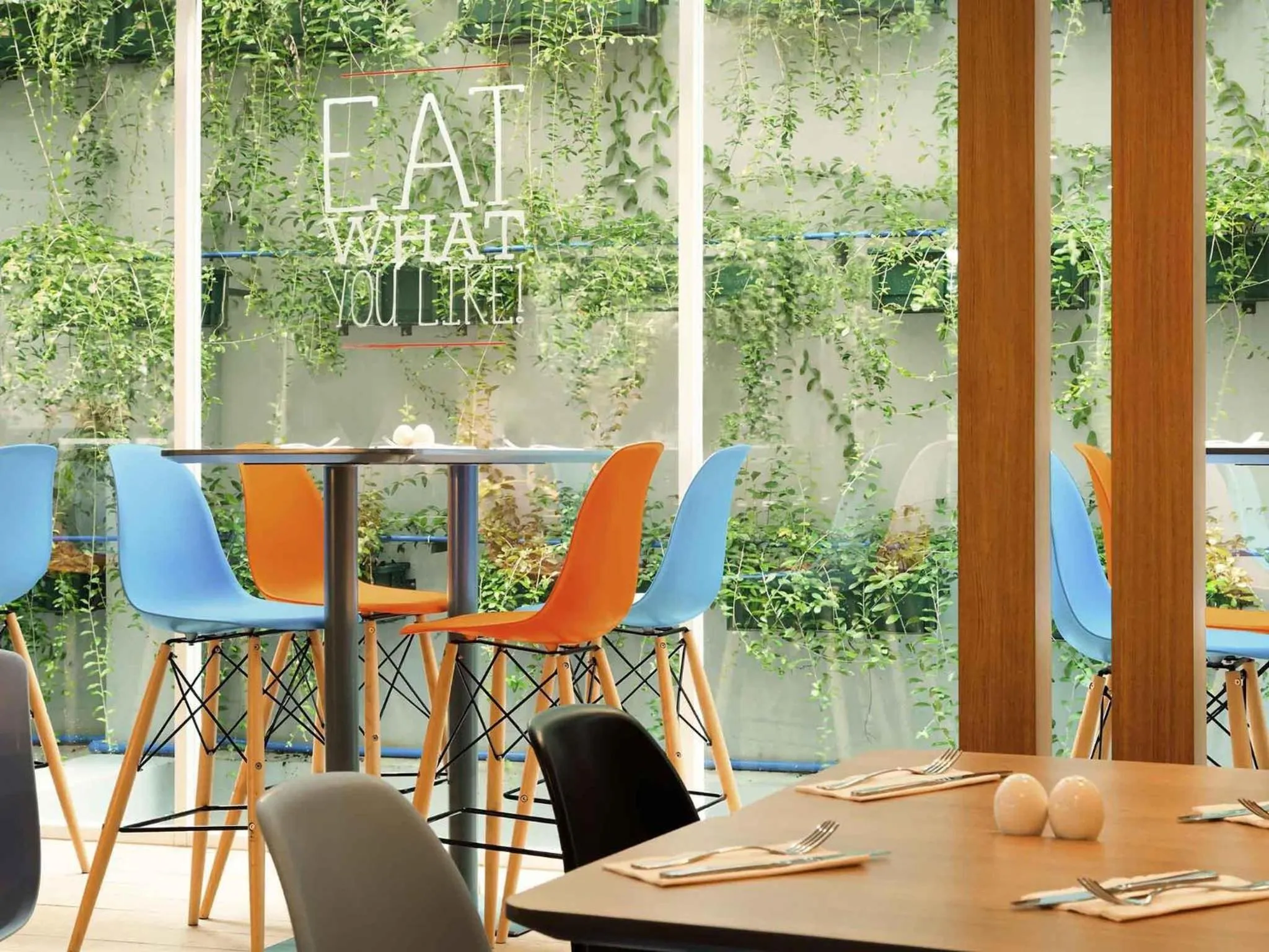 Restaurant/places to eat in Ibis Bandung Pasteur