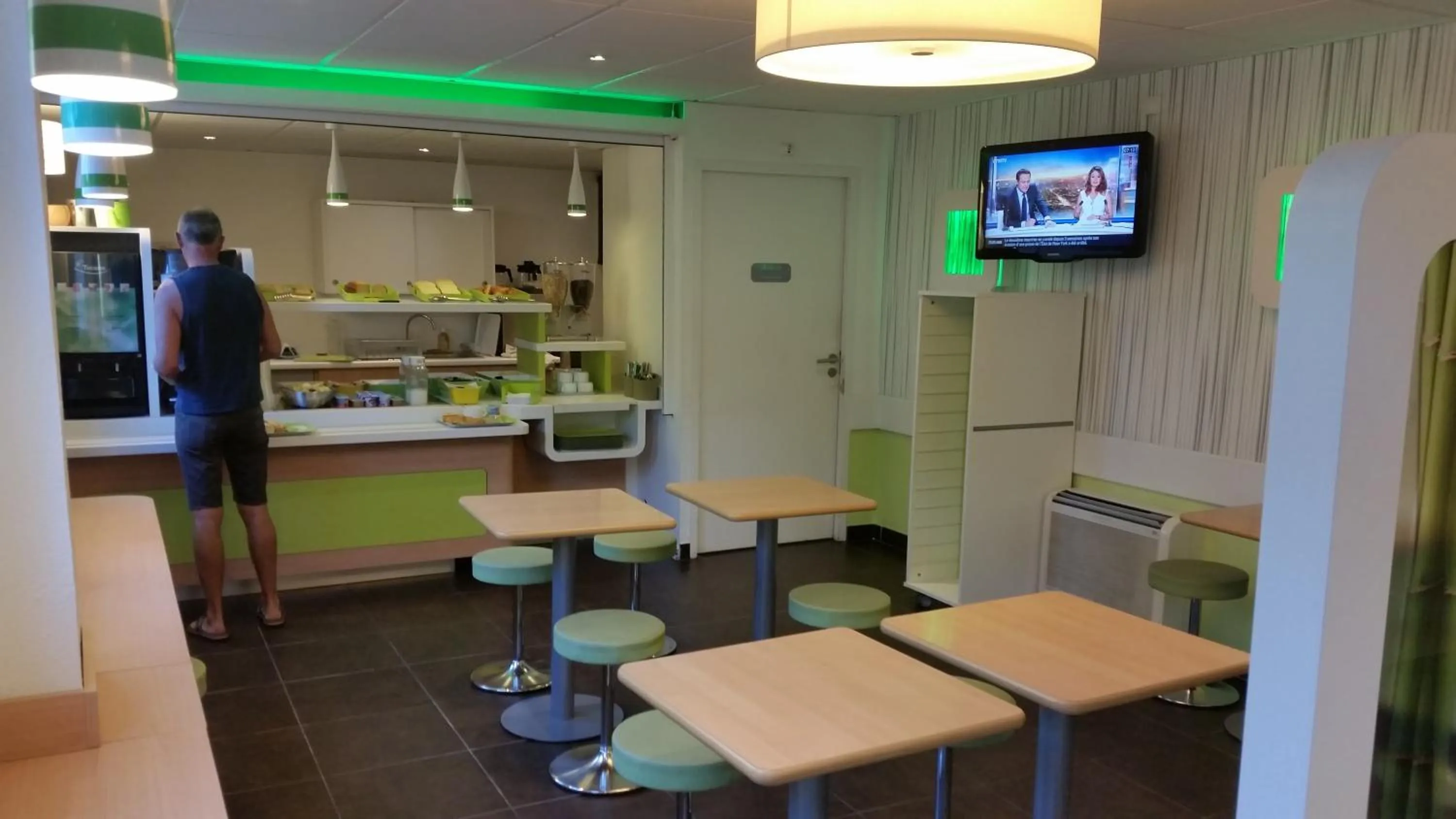 Food and drinks in Ibis Budget Marseille Est Porte d'Aubagne
