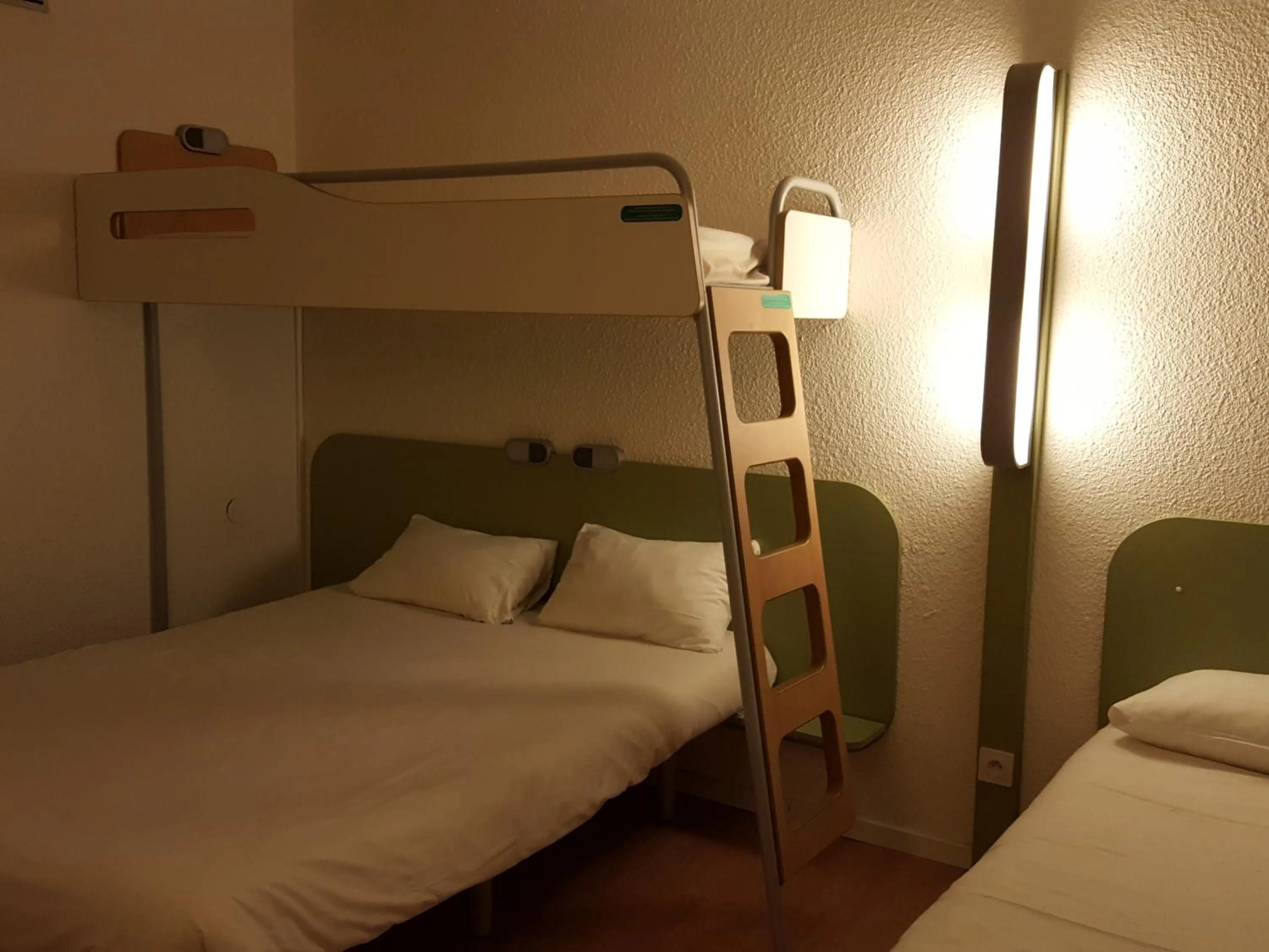 Photo of the whole room, Bed in Ibis Budget Marseille Est Porte d'Aubagne