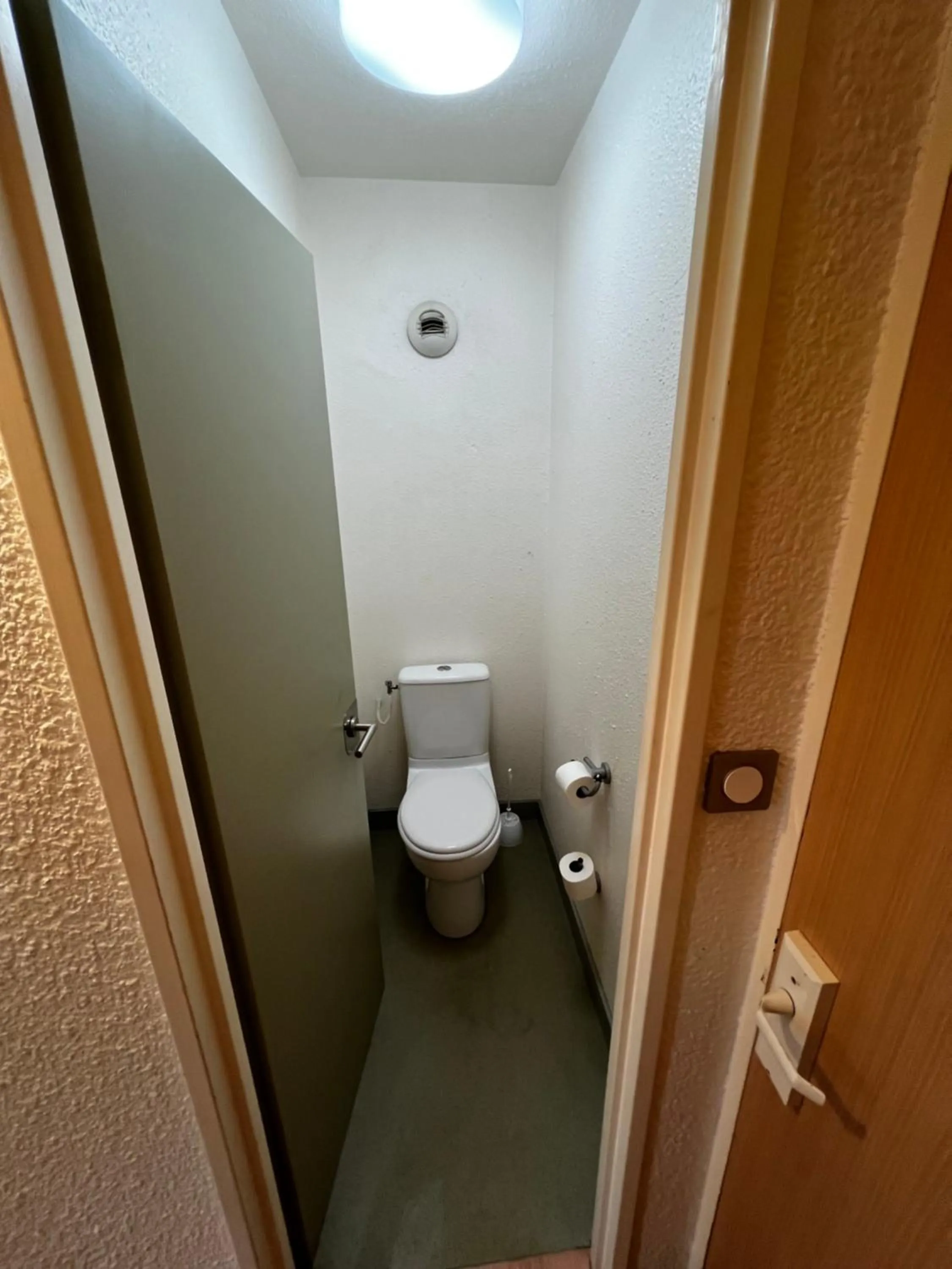 Toilet in Ibis Budget Marseille Est Porte d'Aubagne