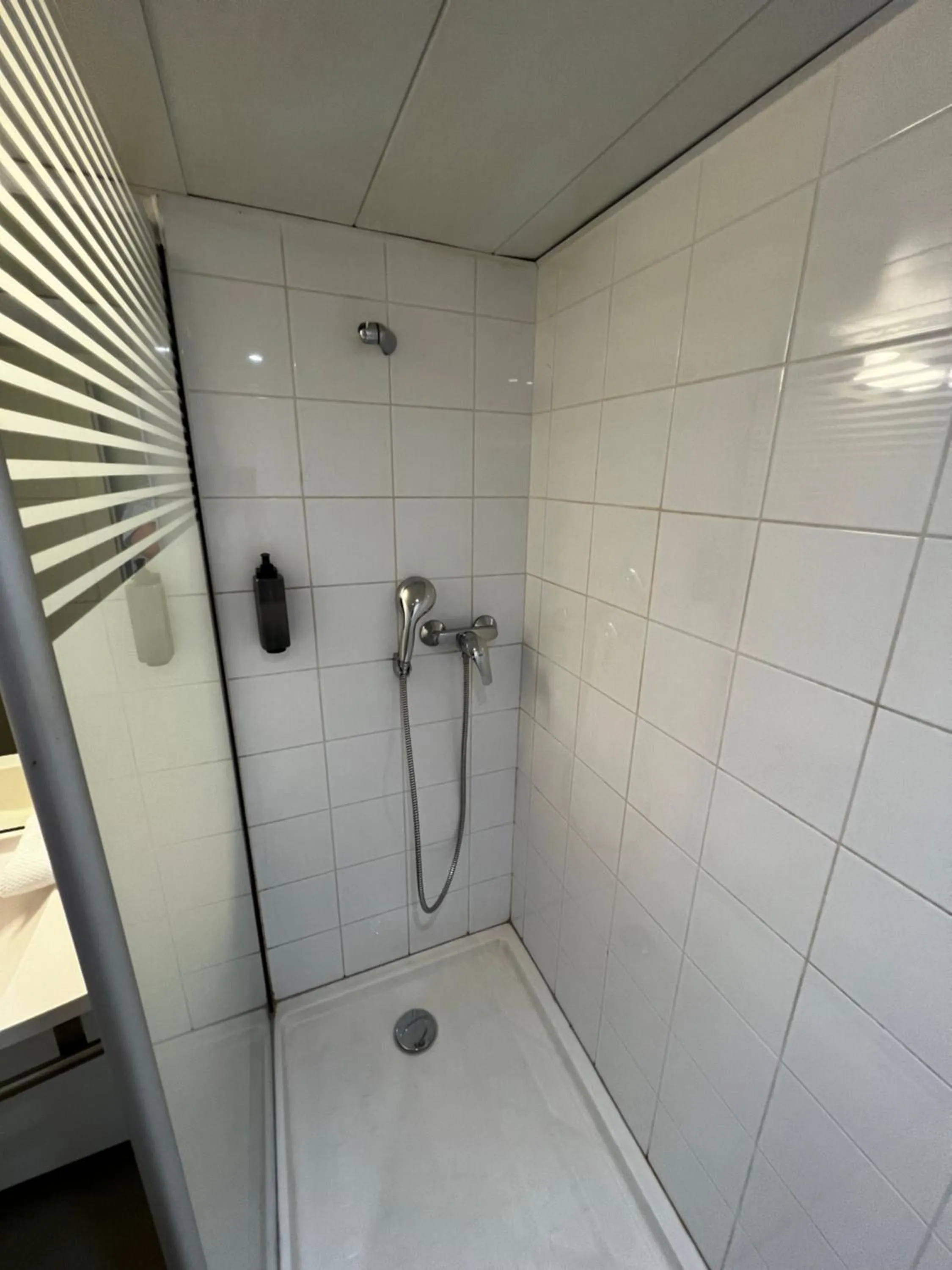 Shower in Ibis Budget Marseille Est Porte d'Aubagne