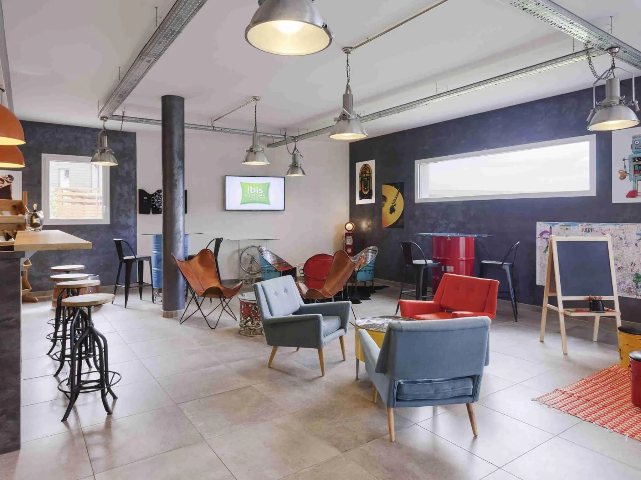 Lounge or bar in ibis Styles Vierzon