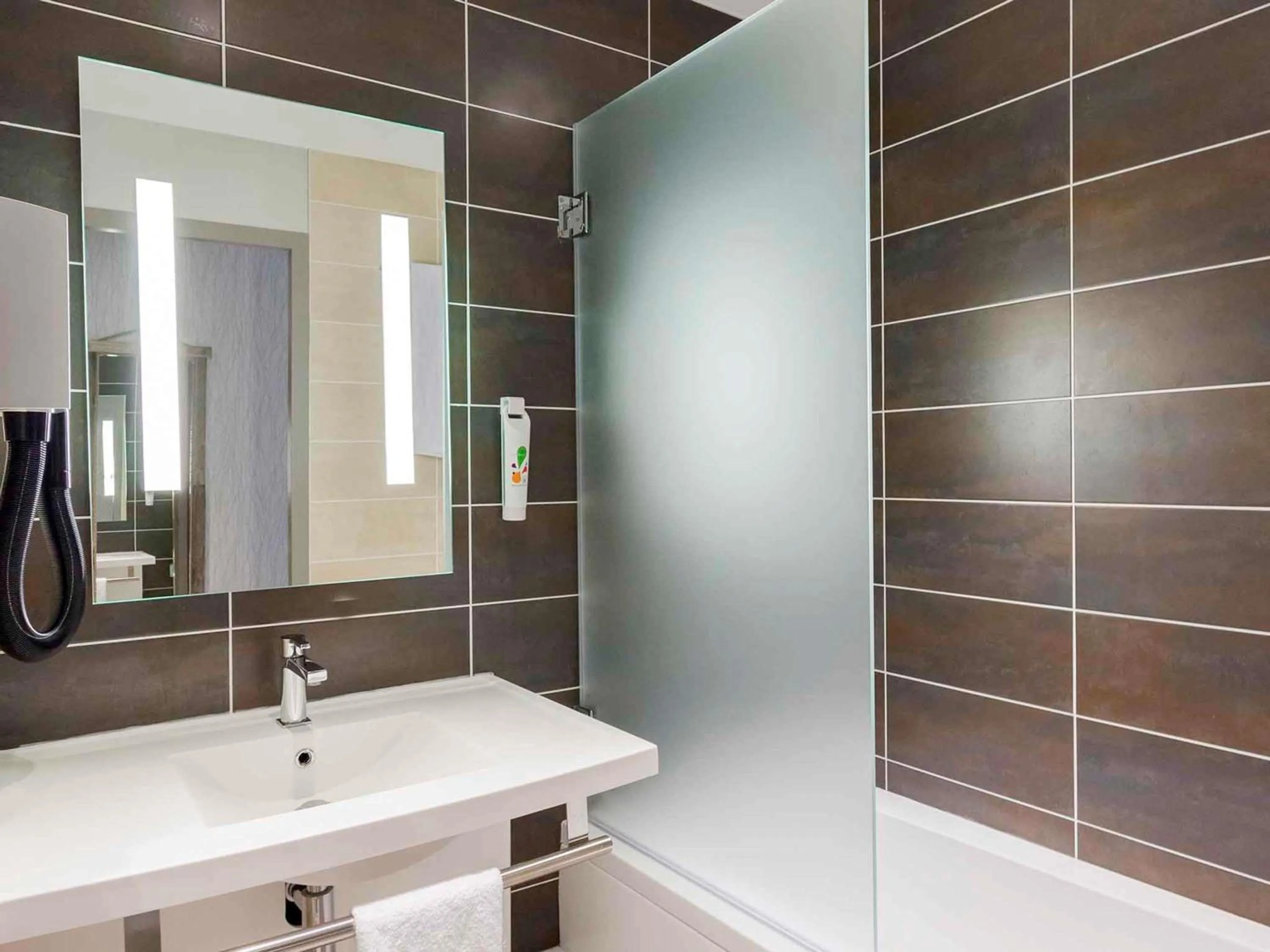 Bedroom in ibis Styles Vierzon