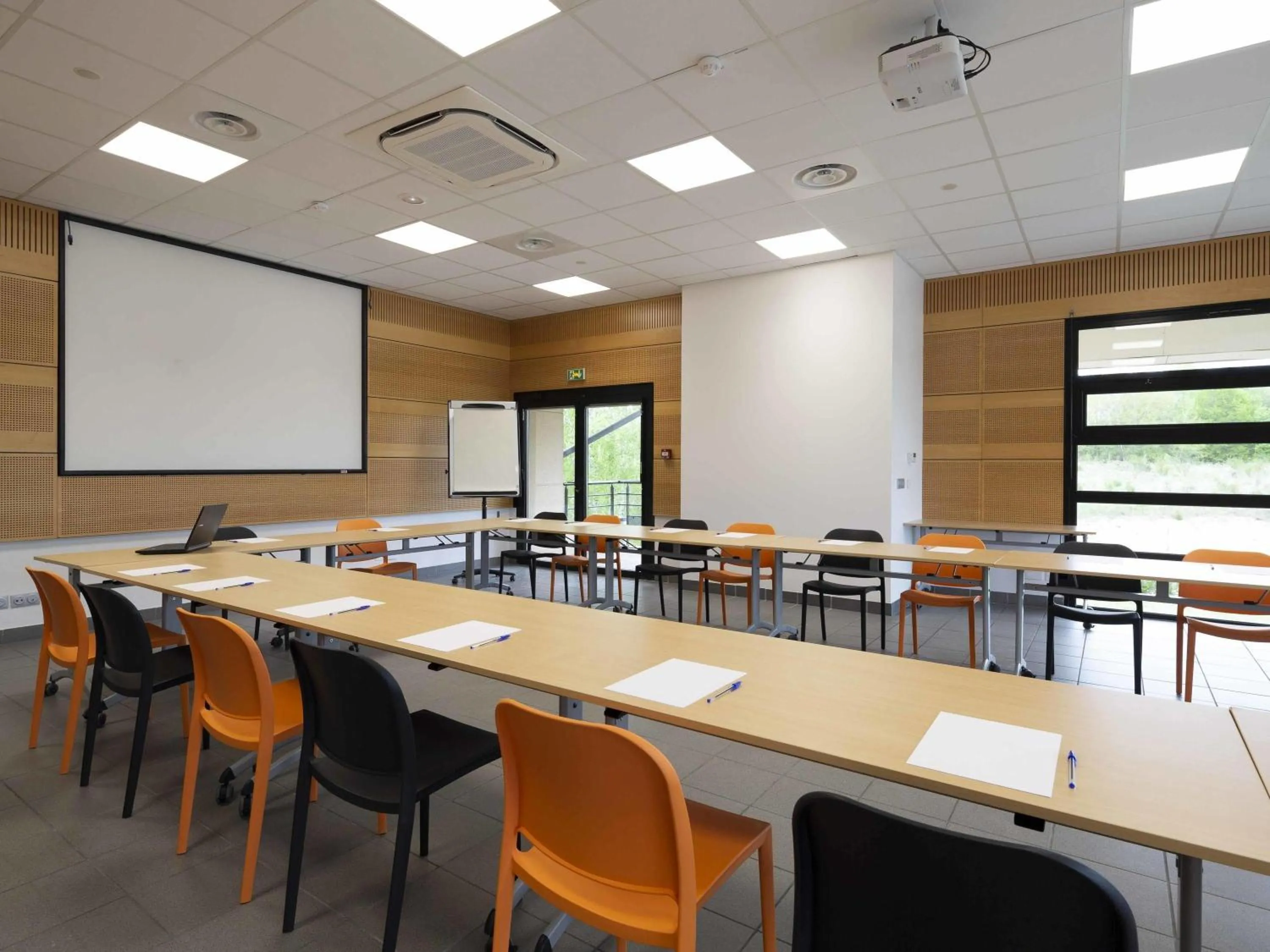 Meeting/conference room in ibis Styles Vierzon