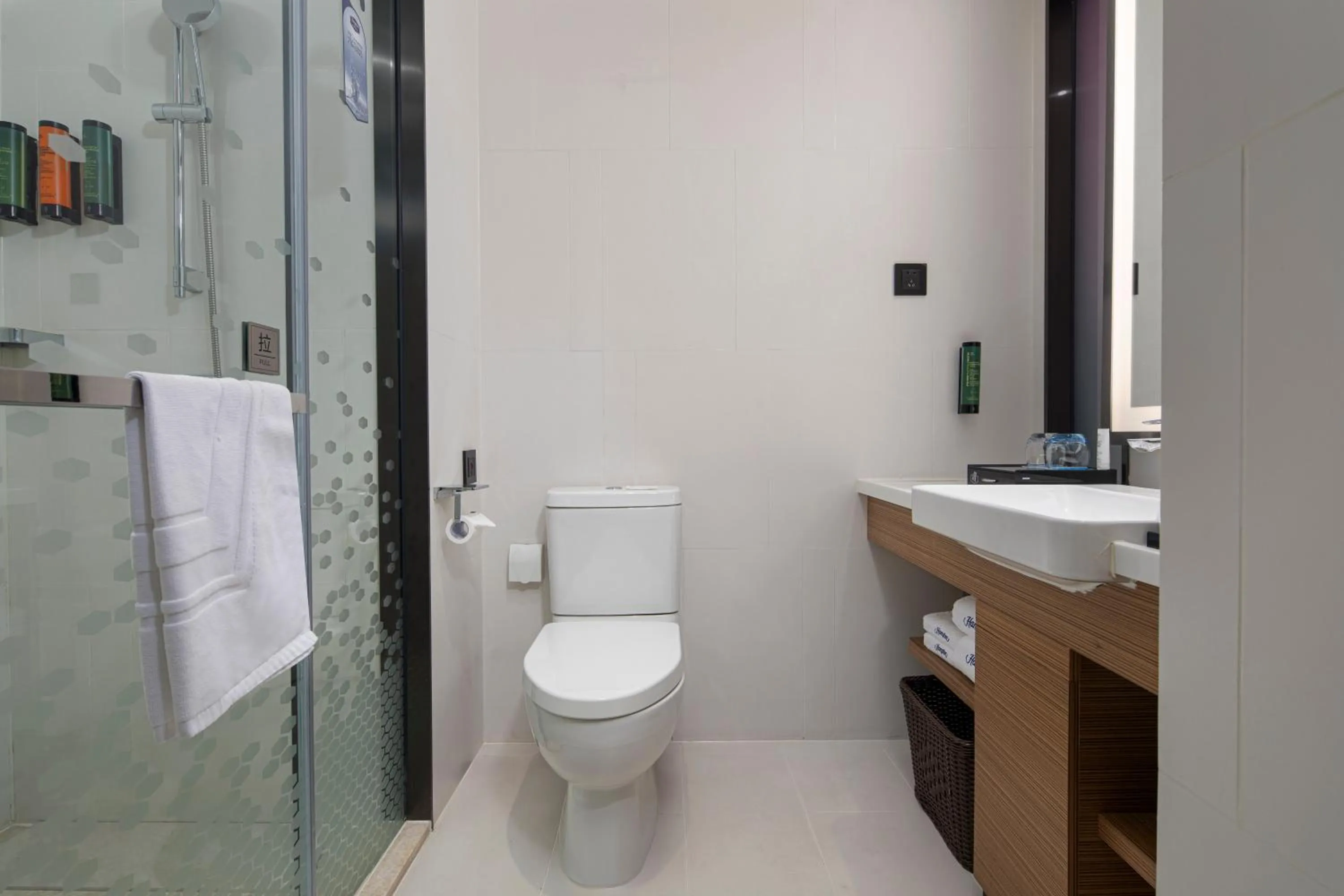 Shower in Hampton by Hilton Chengdu Wuhou Waishuannan