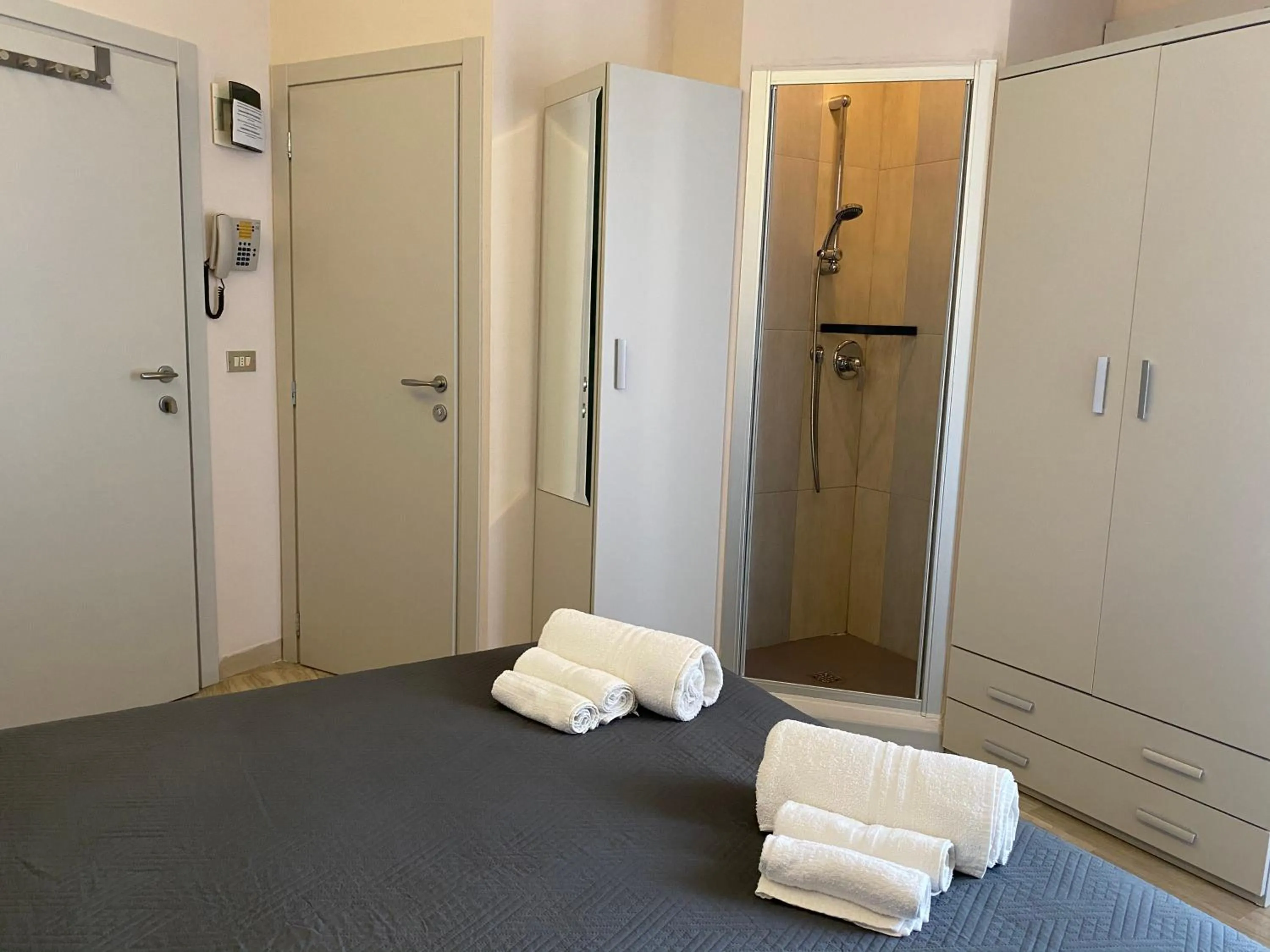 Shower in Hotel Moderno - Bed & Breakfast