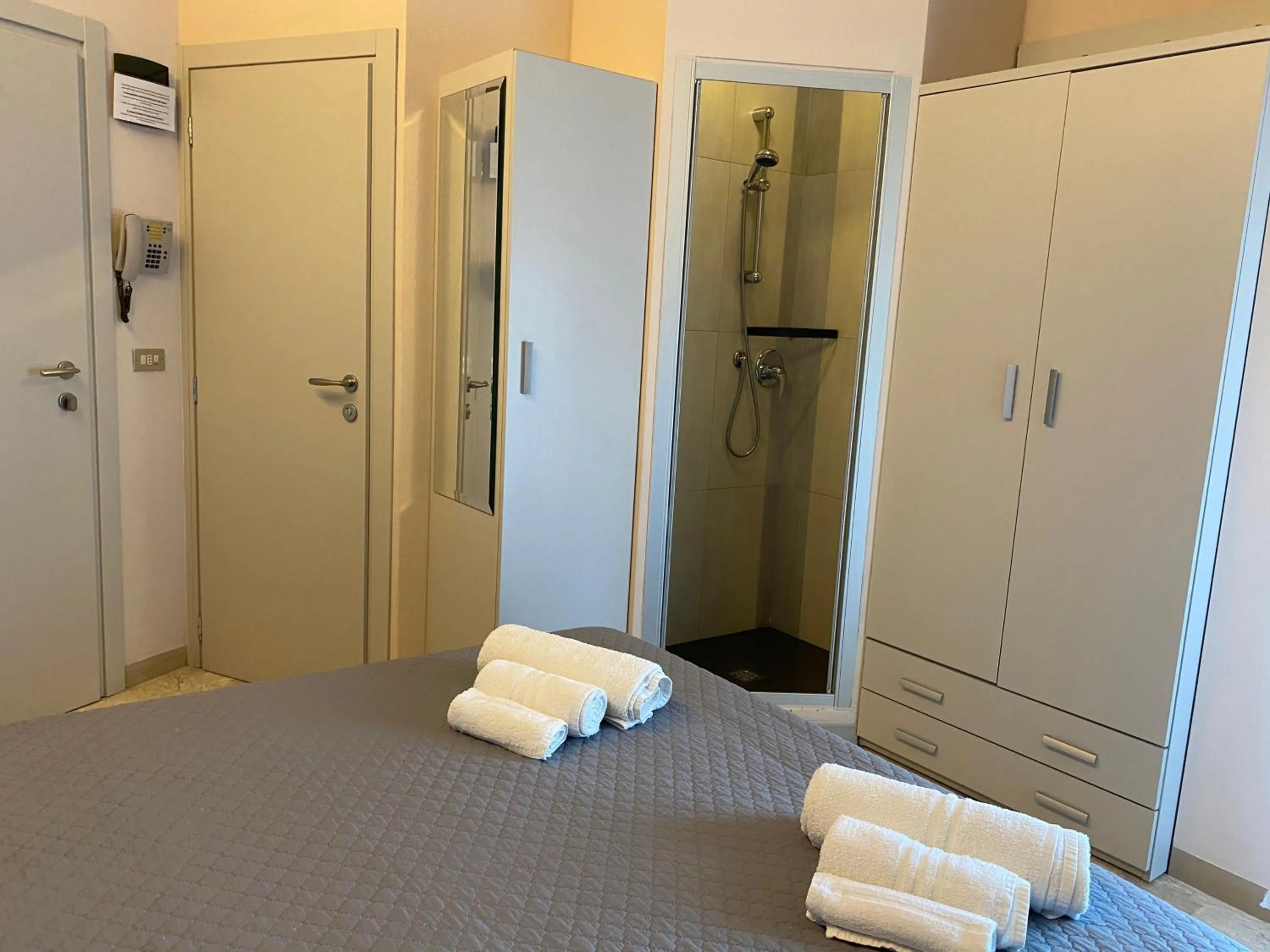 Shower, Bed in Hotel Moderno - Bed & Breakfast