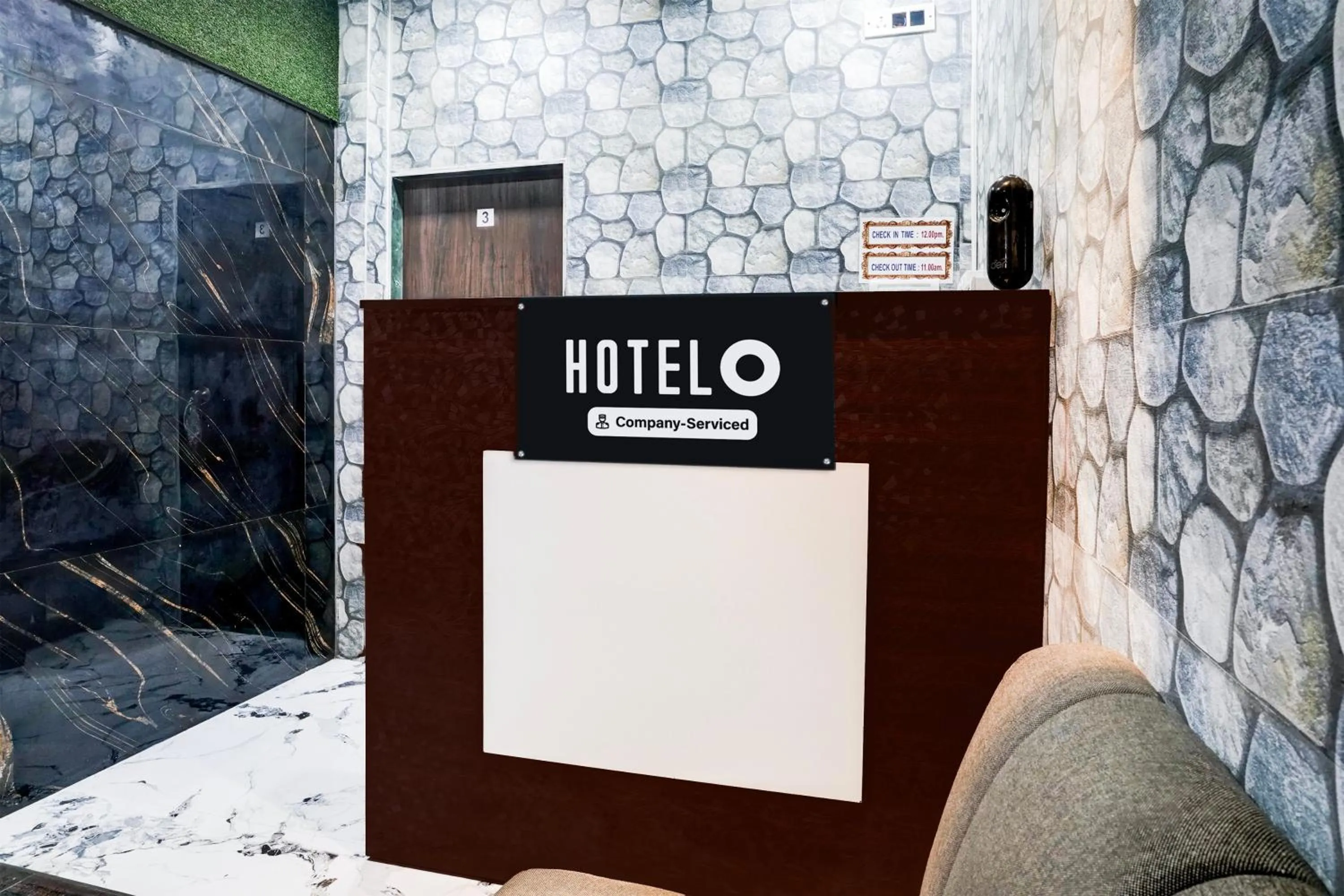 Lobby or reception in Hotel O Khar East Near Railway Station