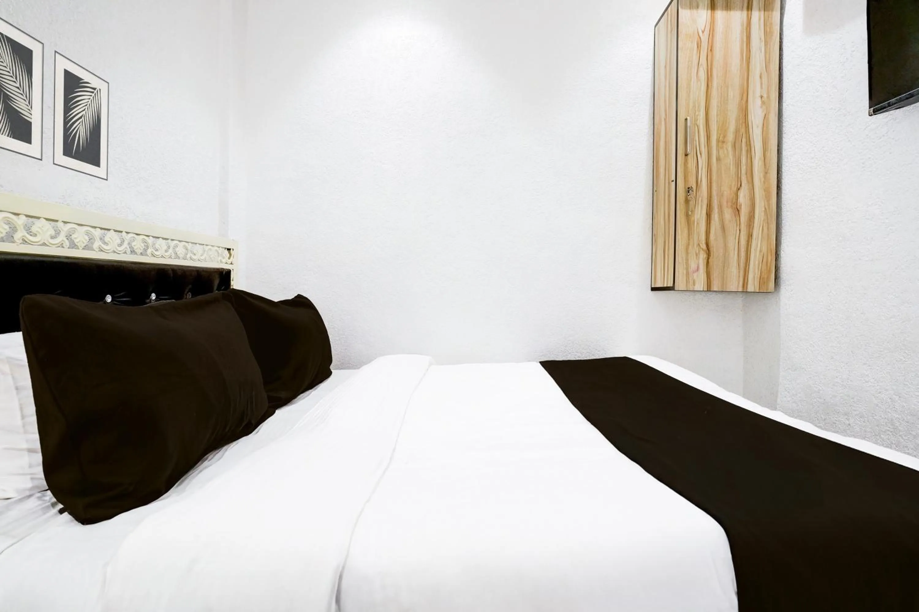 Bedroom, Bed in Hotel O Khar East Near Railway Station