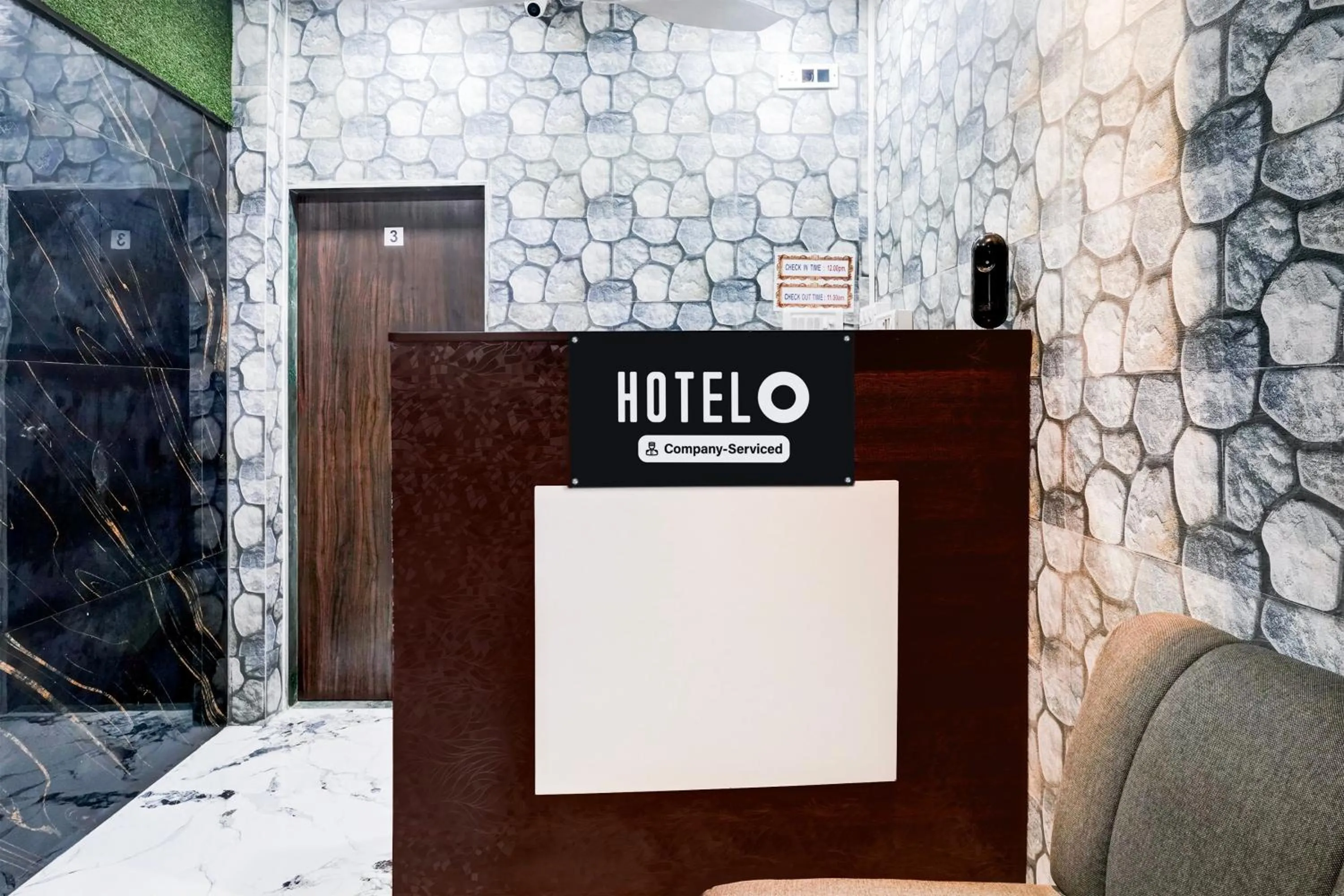 Lobby or reception in Hotel O Khar East Near Railway Station