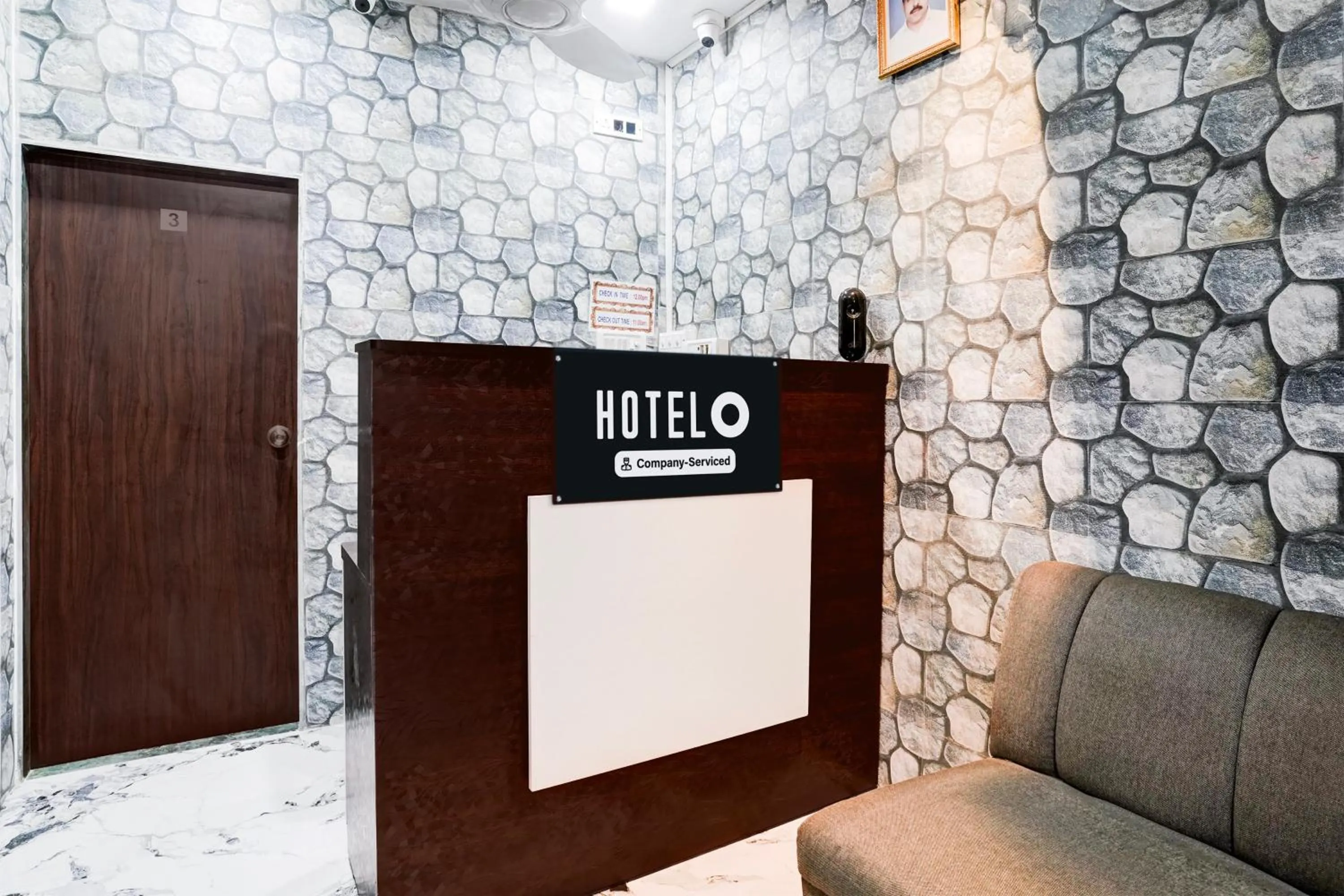 Lobby or reception in Hotel O Khar East Near Railway Station