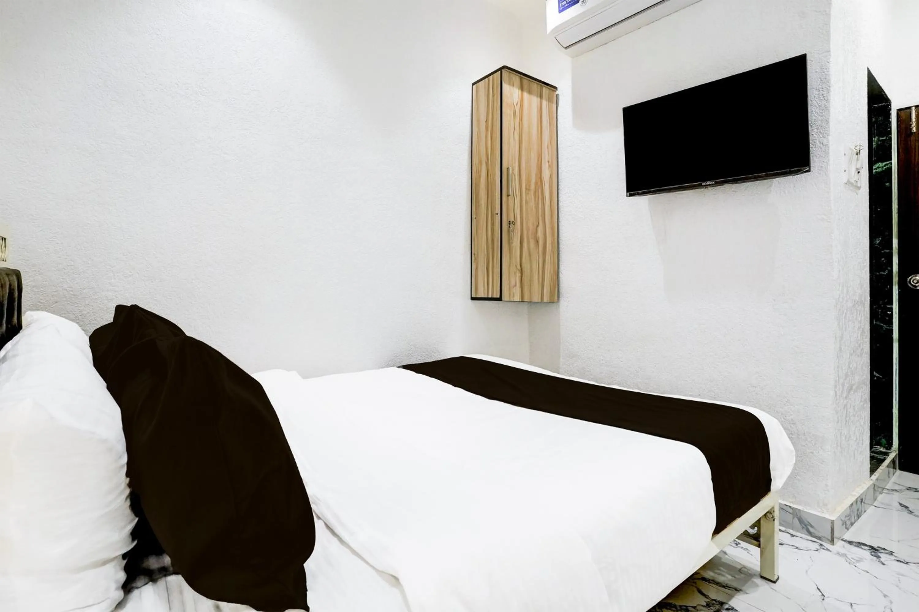 Bedroom, Bed in Hotel O Khar East Near Railway Station