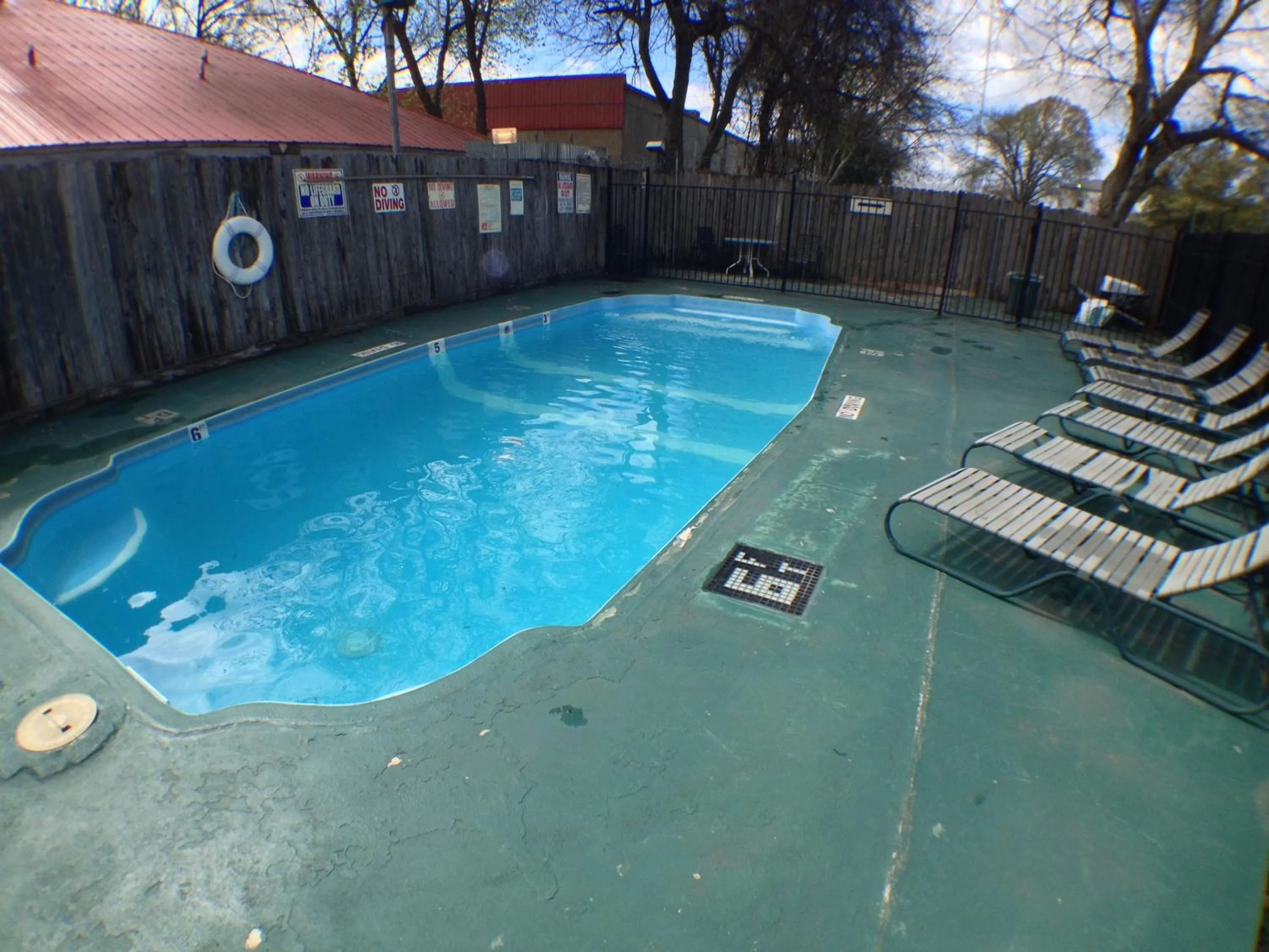 Swimming pool in Budget Inn Motel