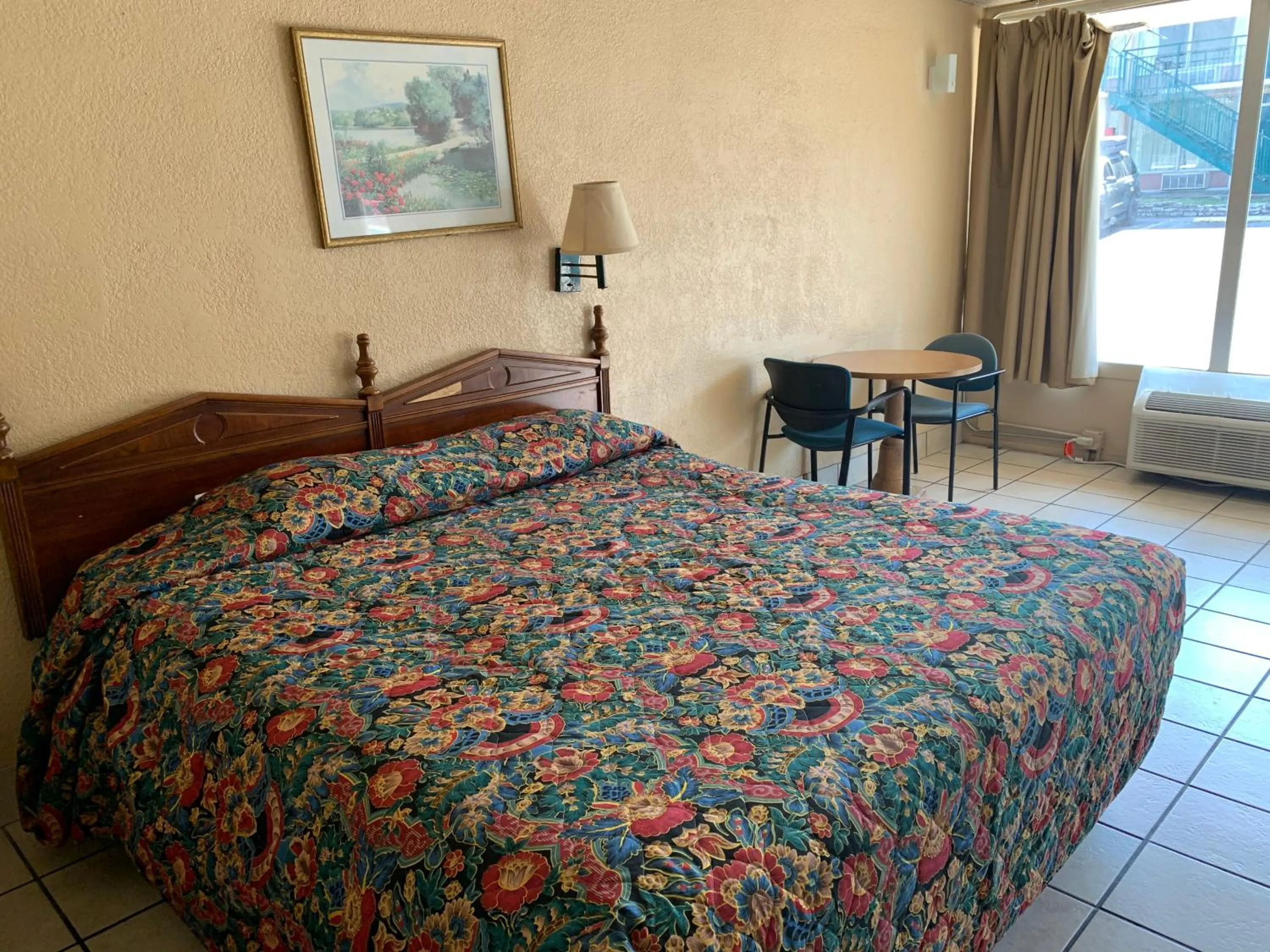 Bedroom, Bed in Budget Inn Motel