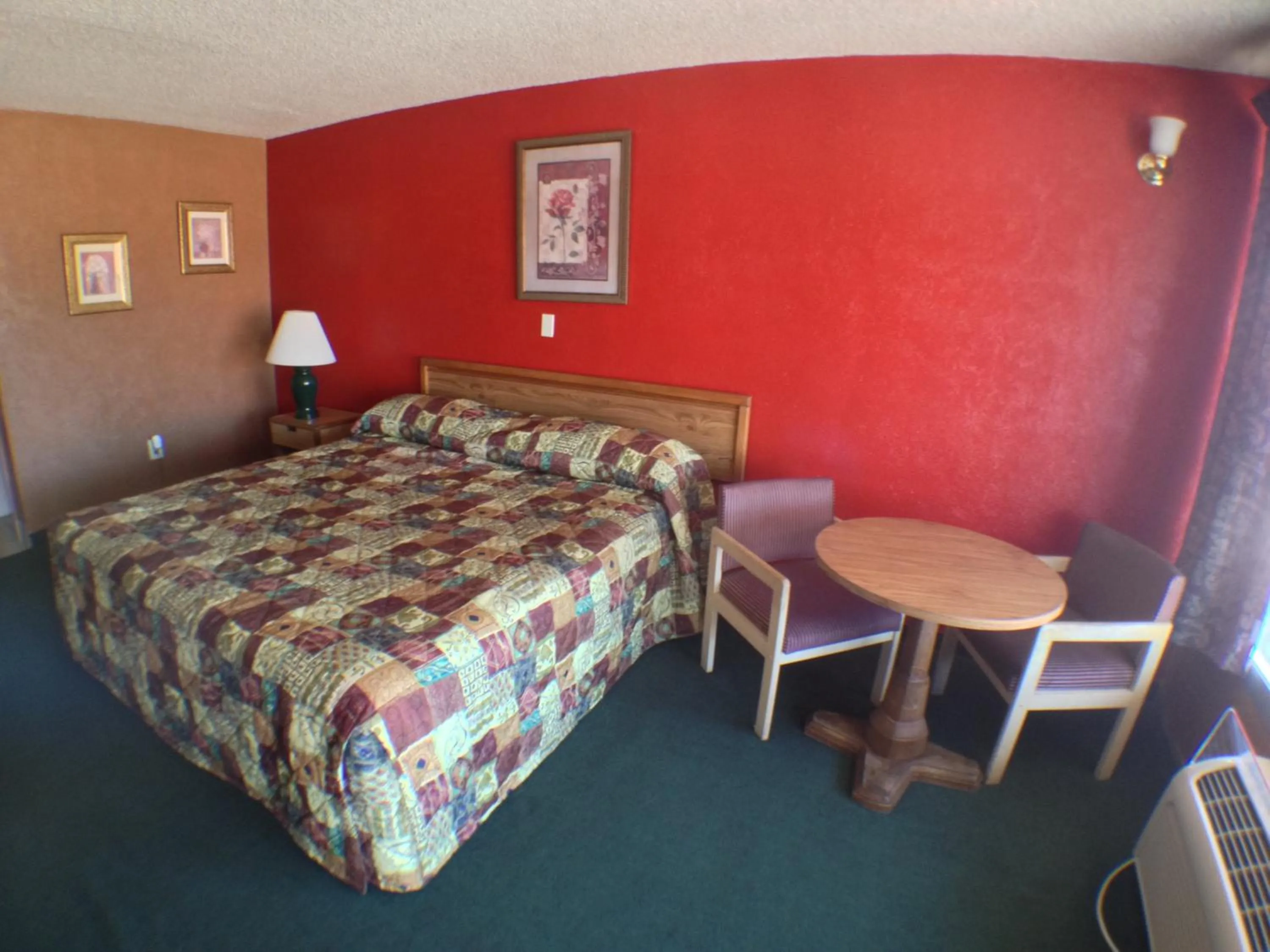 Photo of the whole room, Bed in Budget Inn Motel