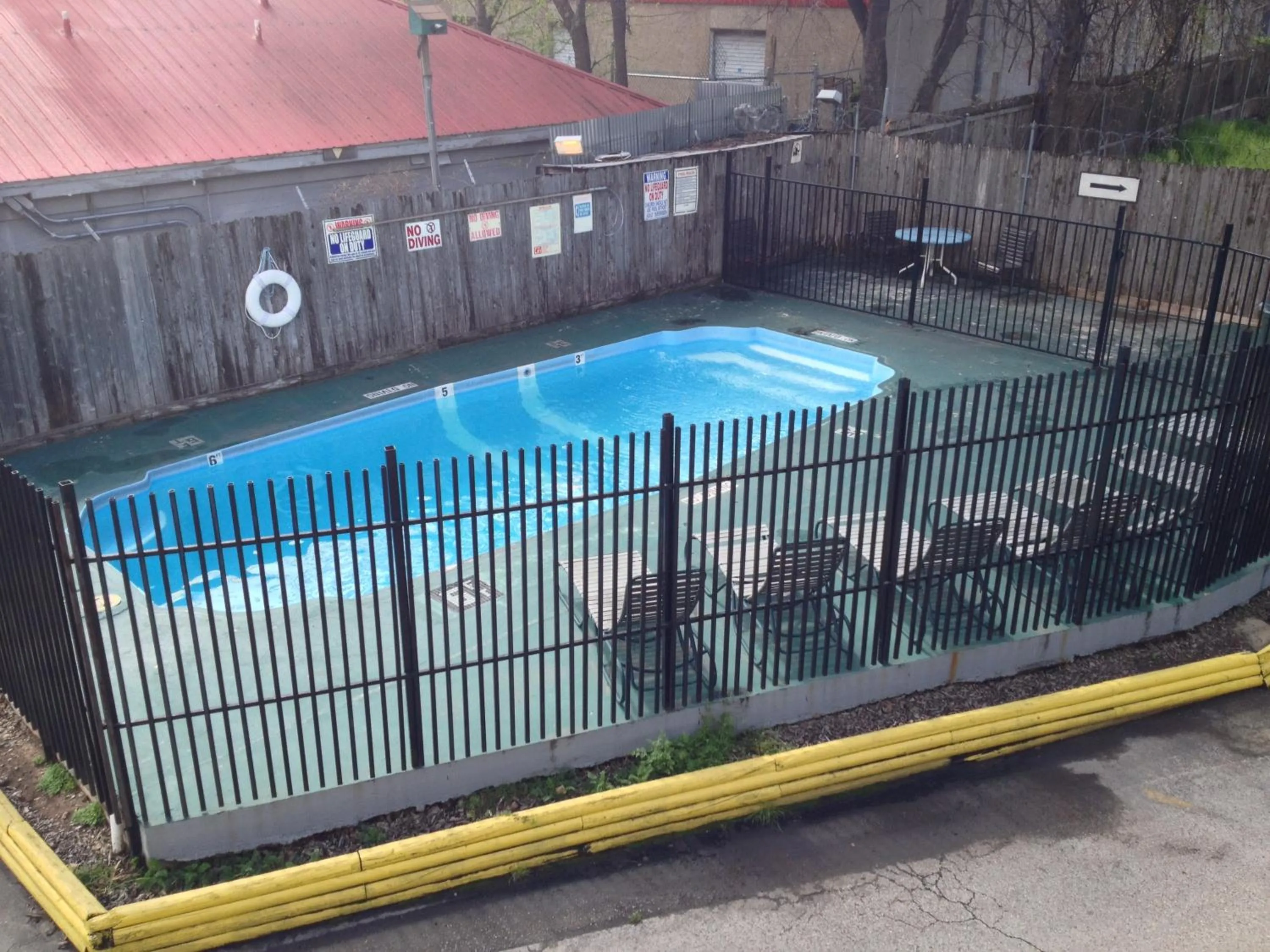 Swimming pool in Budget Inn Motel