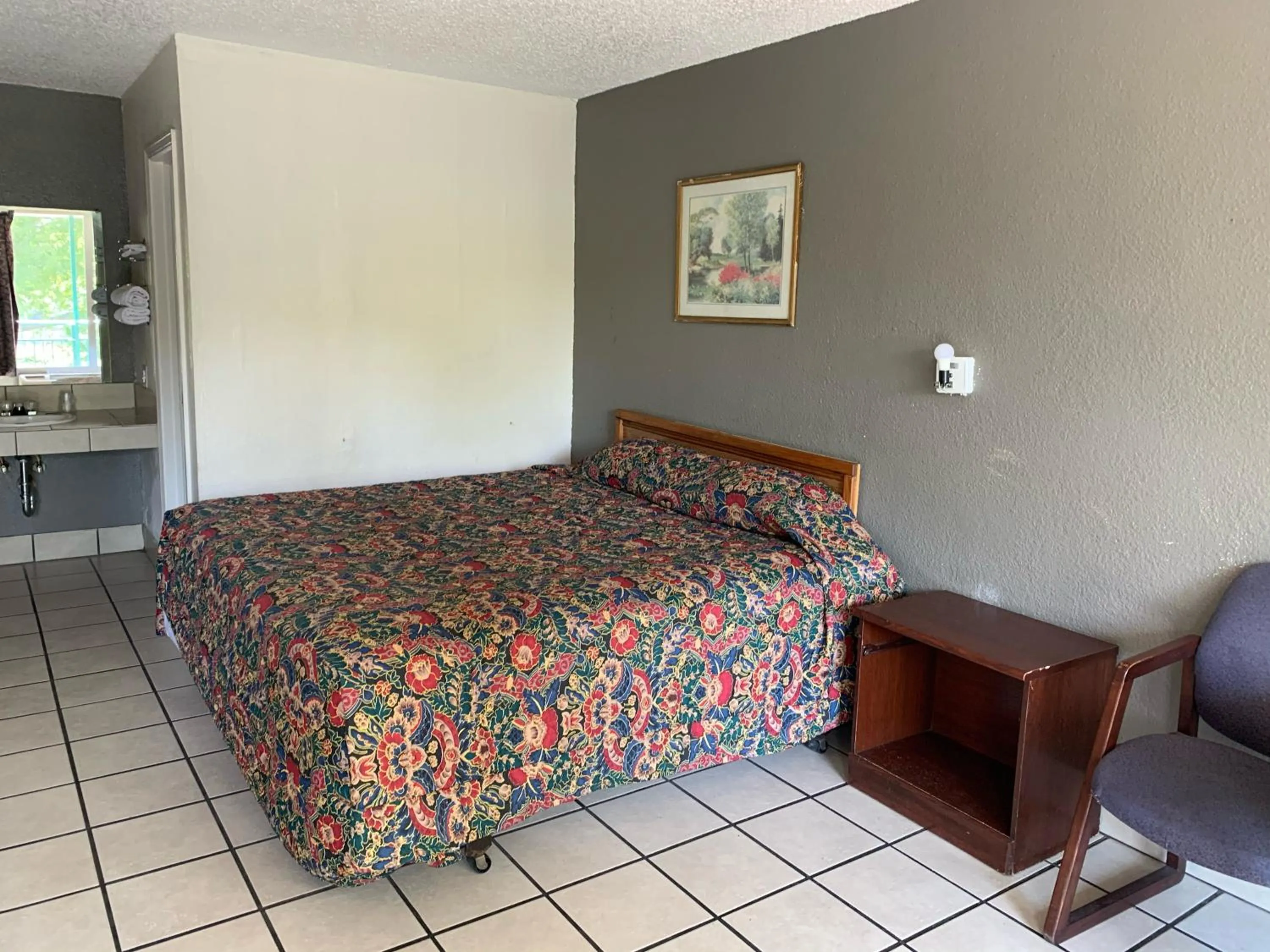 Bedroom, Bed in Budget Inn Motel