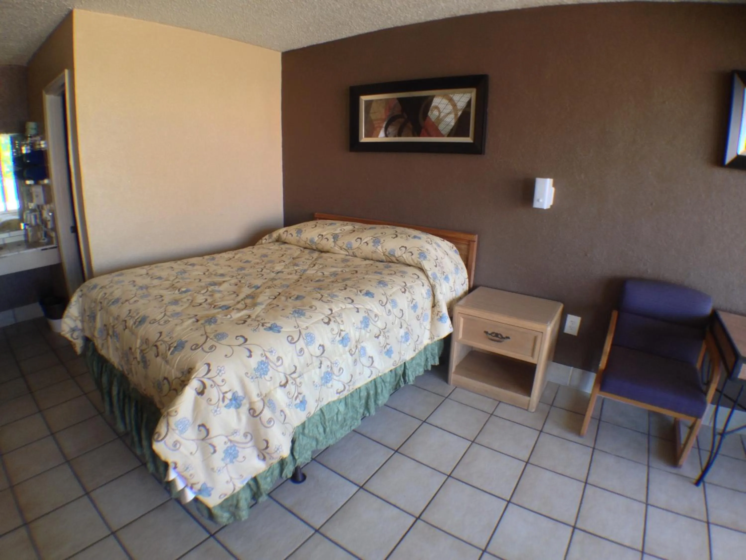 Photo of the whole room, Bed in Budget Inn Motel