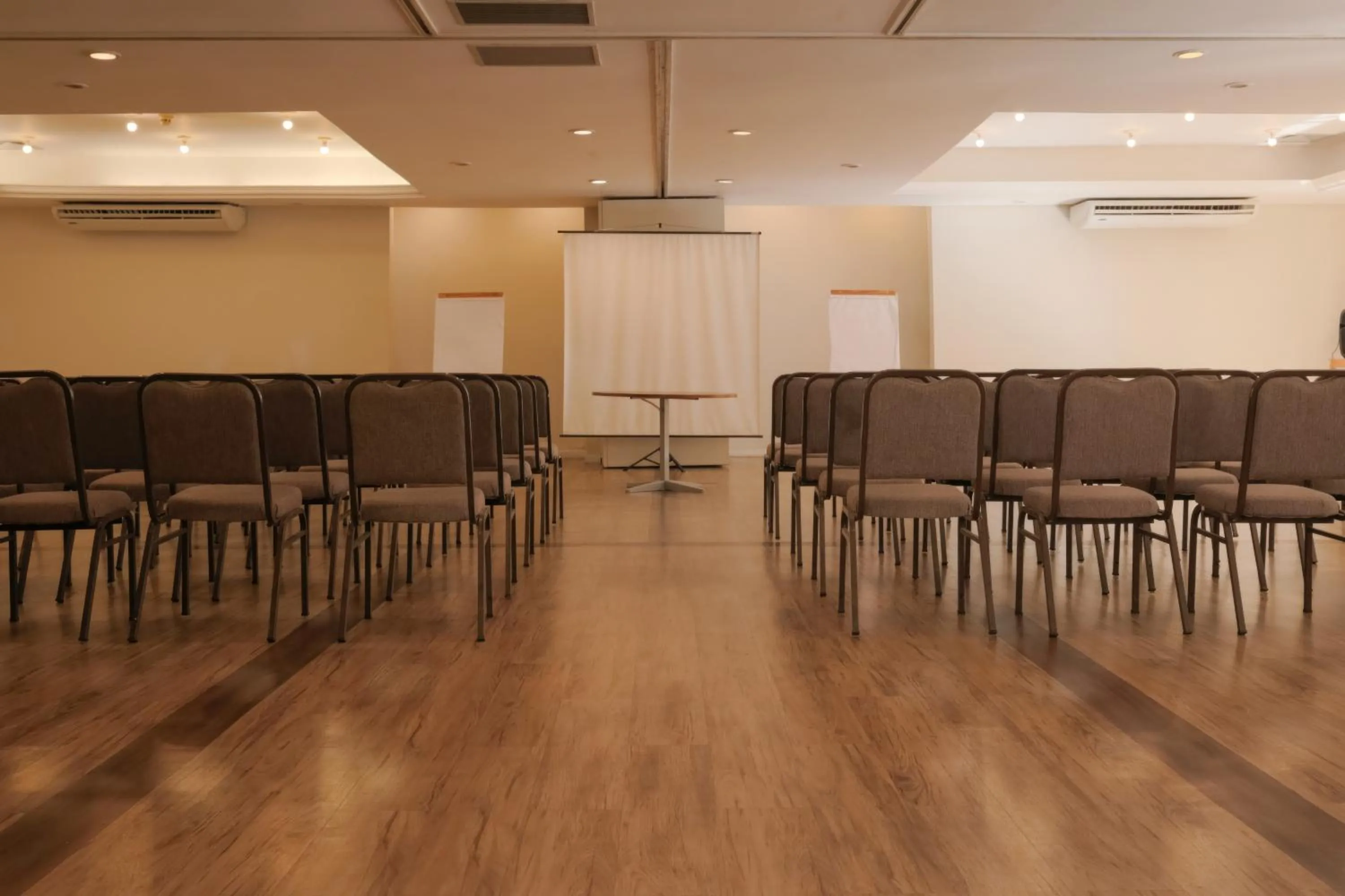 Seating area in Carlton Plaza Baobá