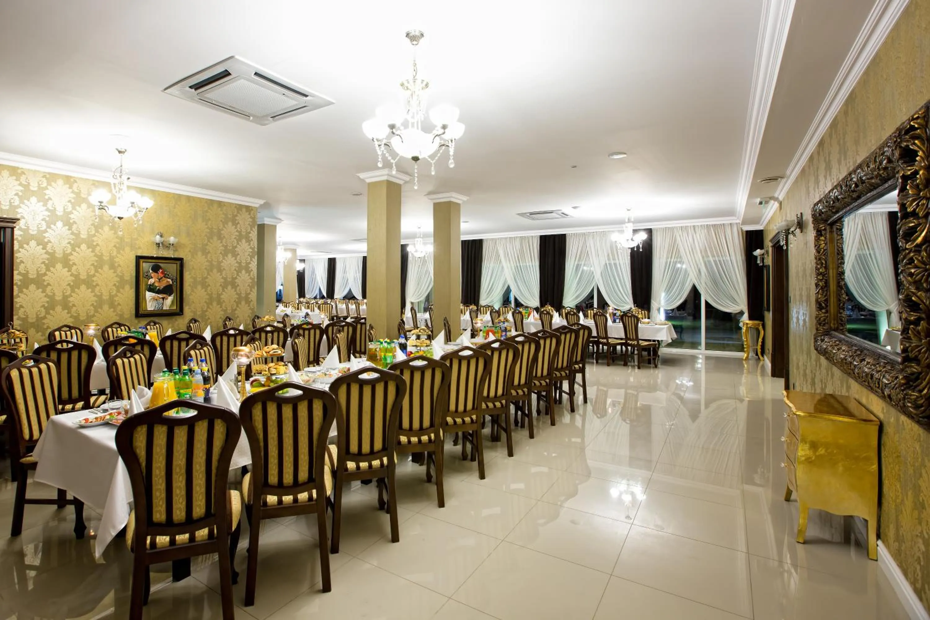 Restaurant/places to eat in Hotel Millenium