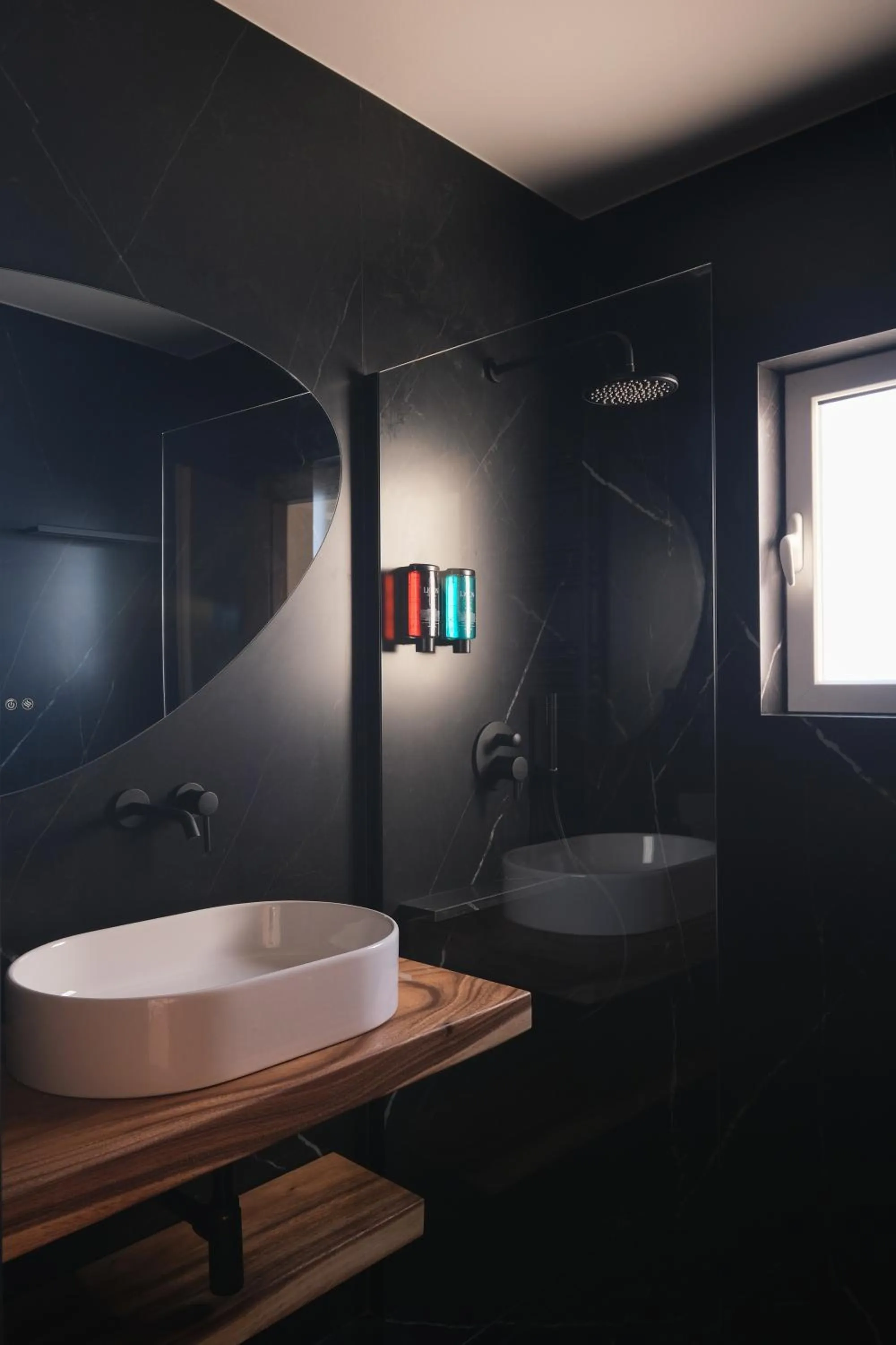 Shower in Tyto Alba Habitat