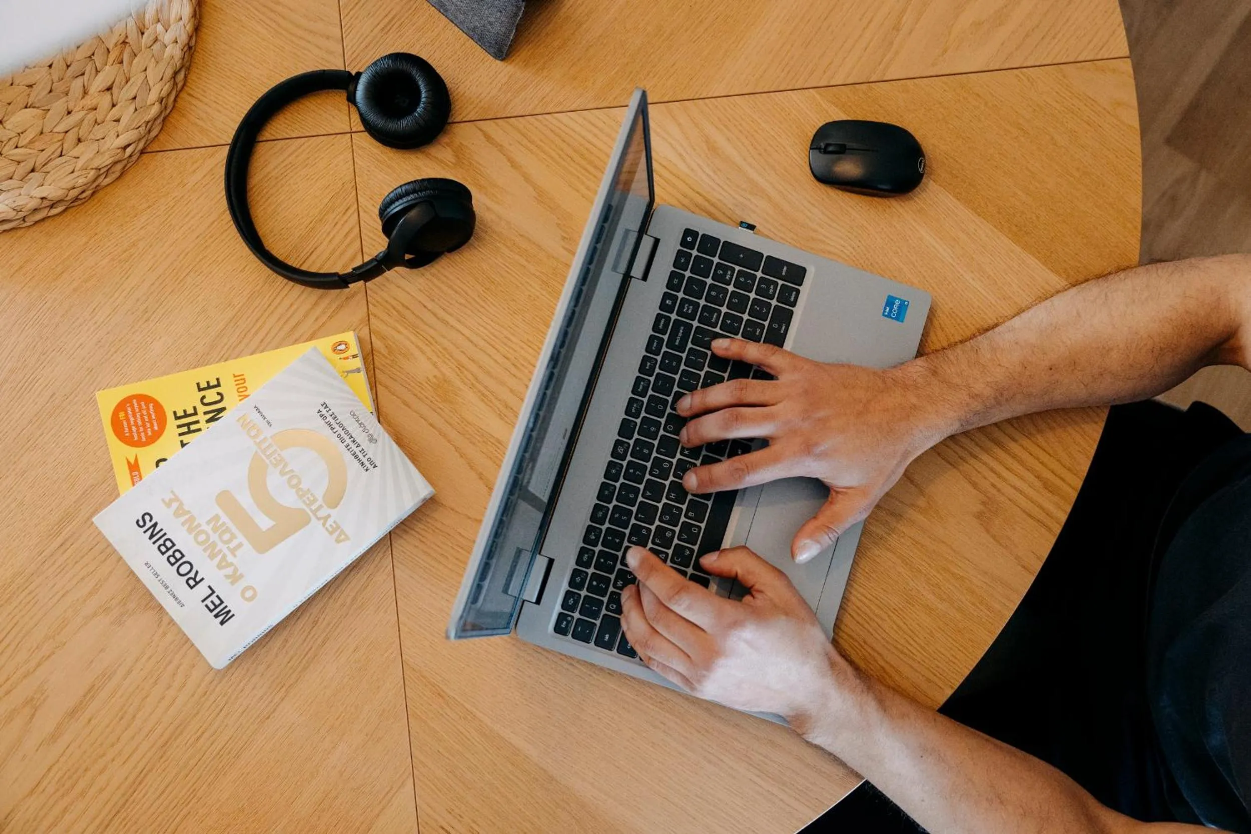 Seating area in Tyto Alba Habitat