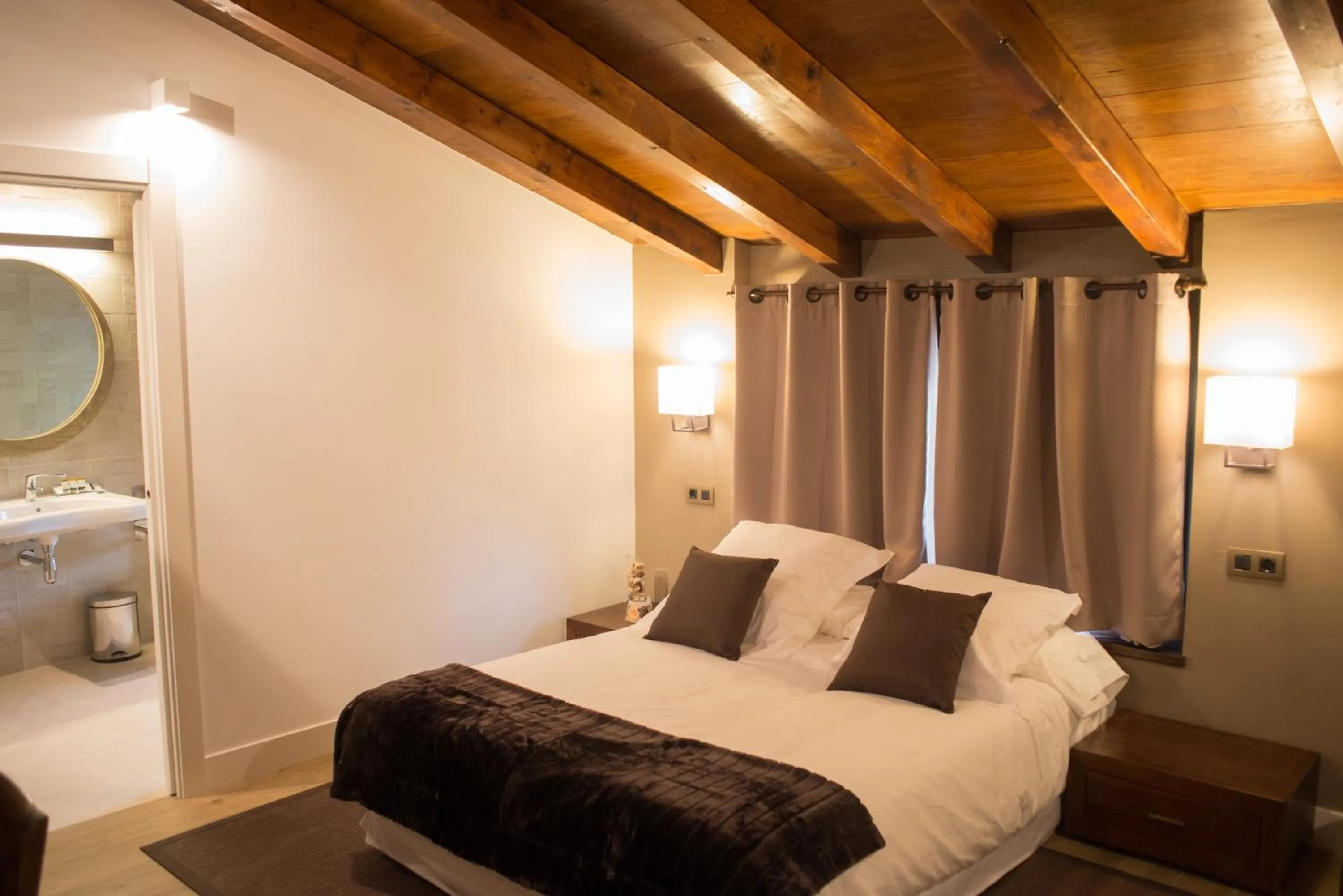 Facility for disabled guests, Bed in Osabarena Hotela