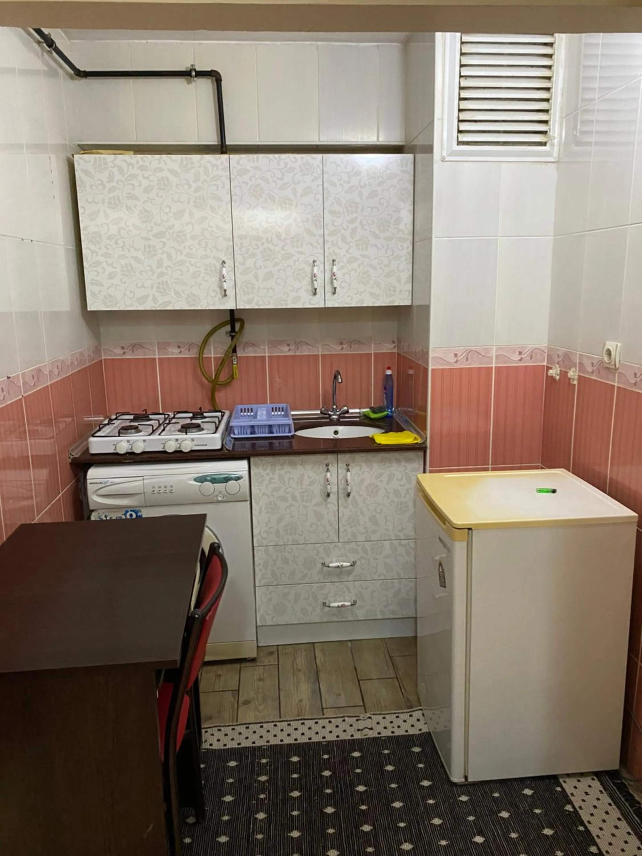 Kitchen or kitchenette in Menekşe Apart 1