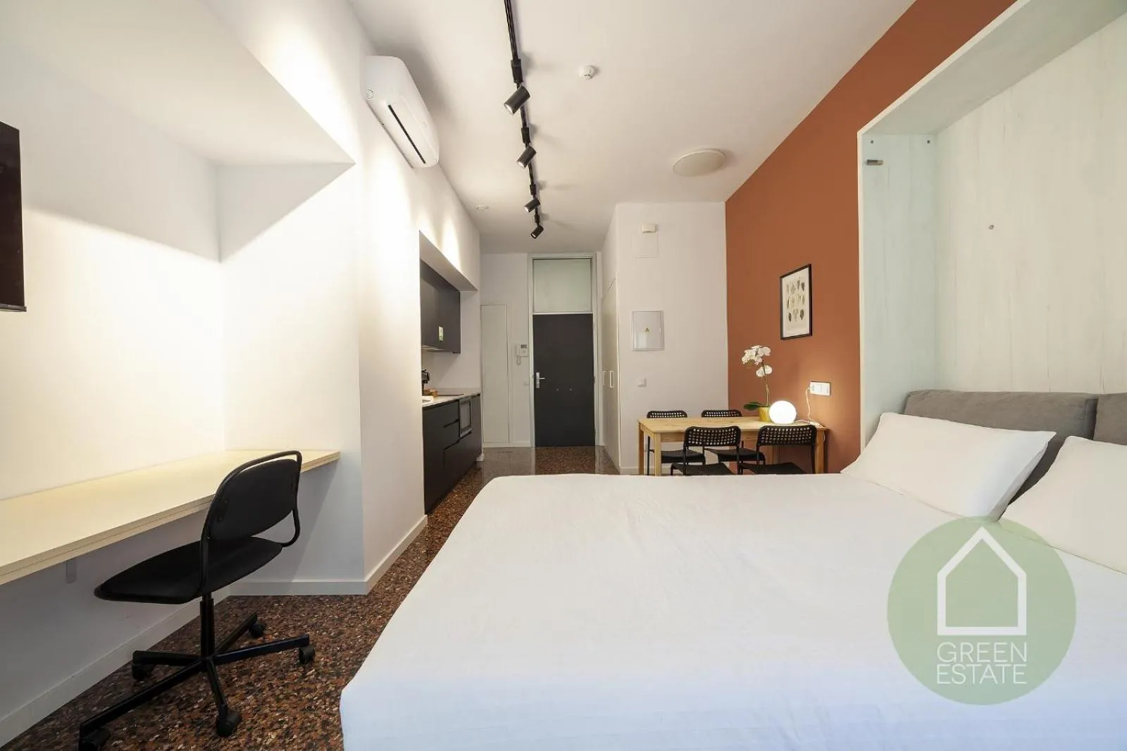 Photo of the whole room, Bed in Apartahotel Espai Verd Benimaclet