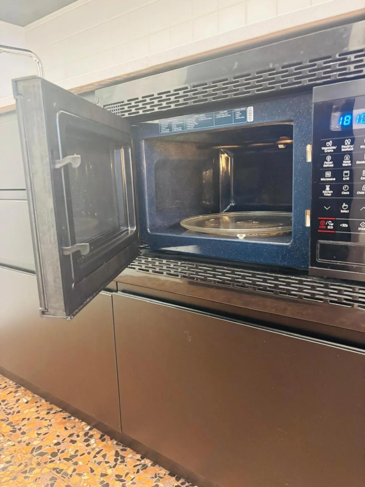 microwave in Apartahotel Espai Verd Benimaclet
