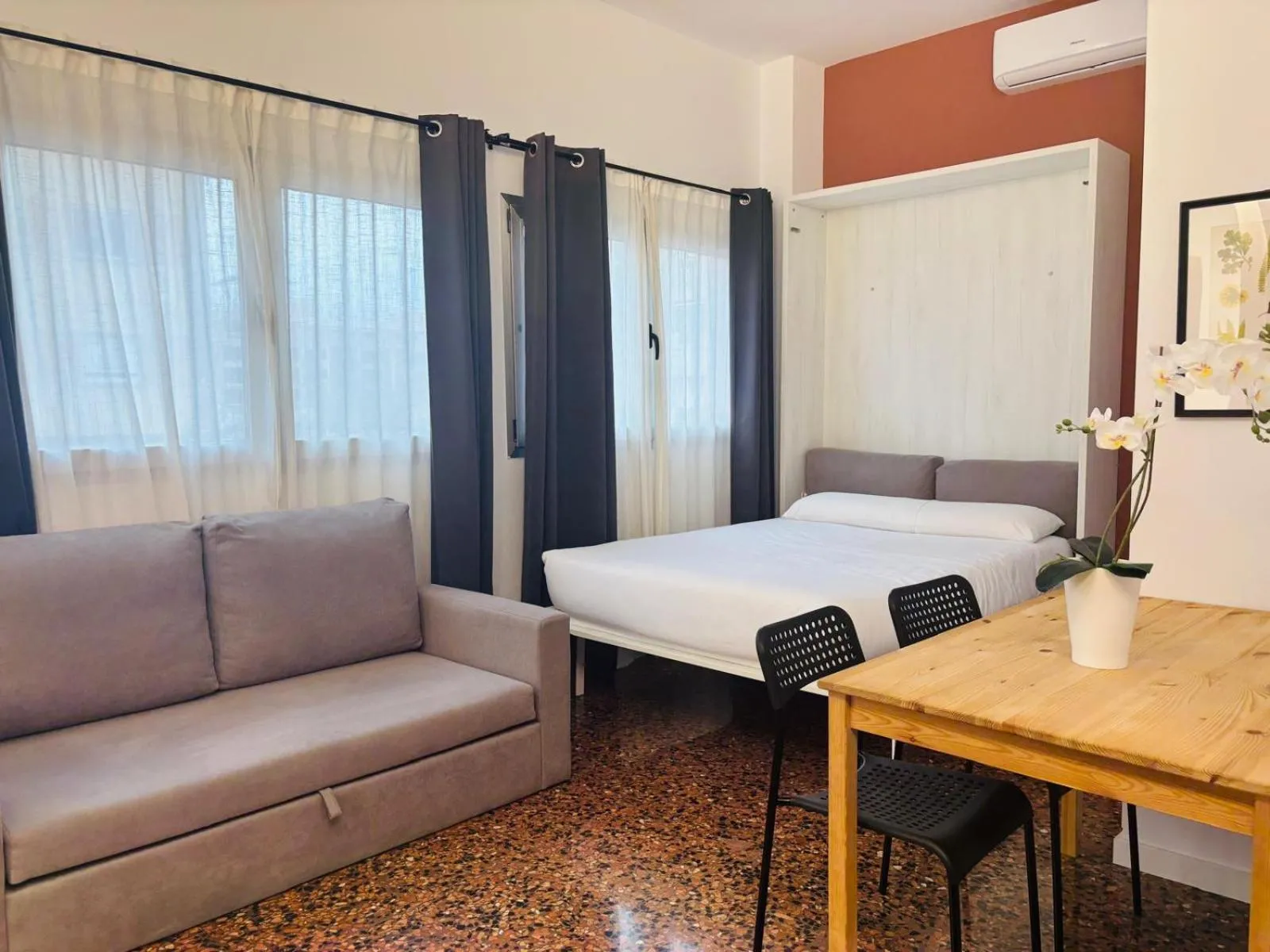 Photo of the whole room, Bed in Apartahotel Espai Verd Benimaclet
