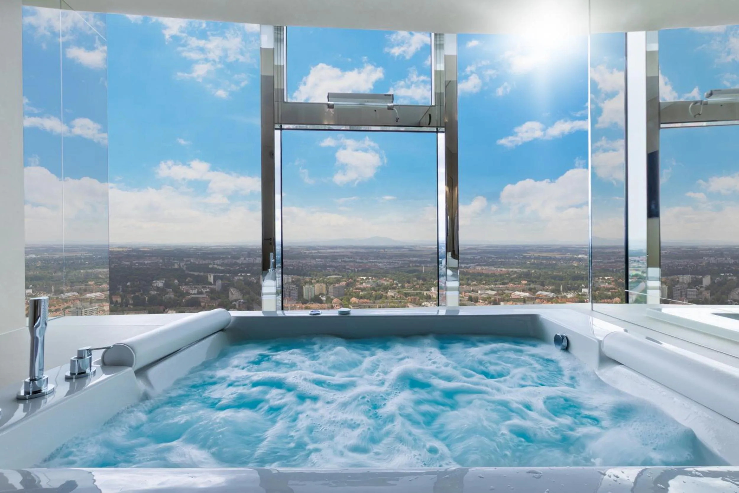 Hot Tub in Apartamenty Sky Tower z Jakuzzi Przy Oknie