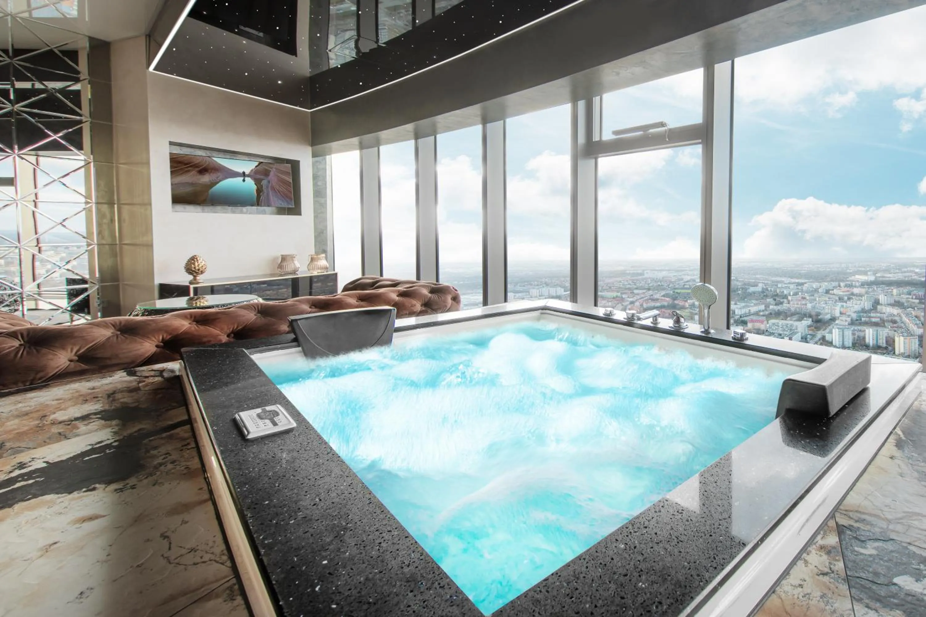 Hot Tub in Apartamenty Sky Tower z Jakuzzi Przy Oknie