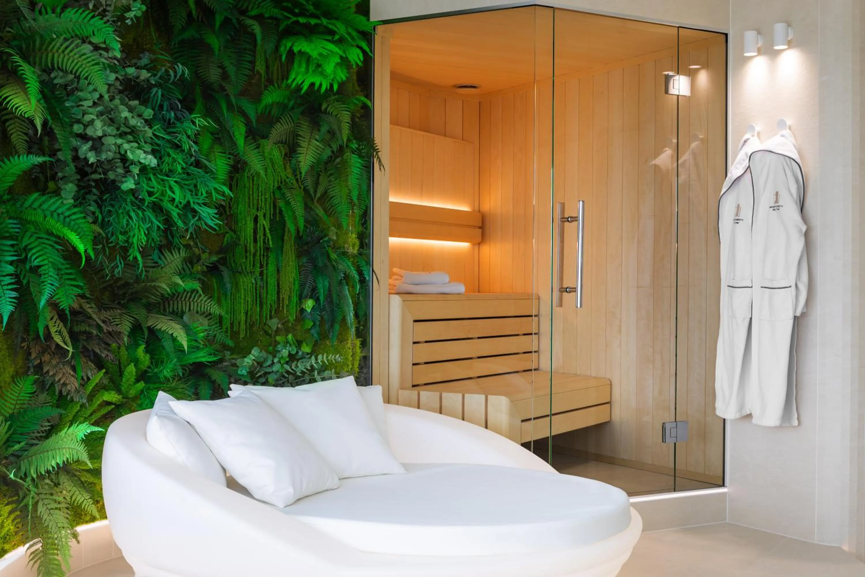 Sauna, Bed in Apartamenty Sky Tower z Jakuzzi Przy Oknie