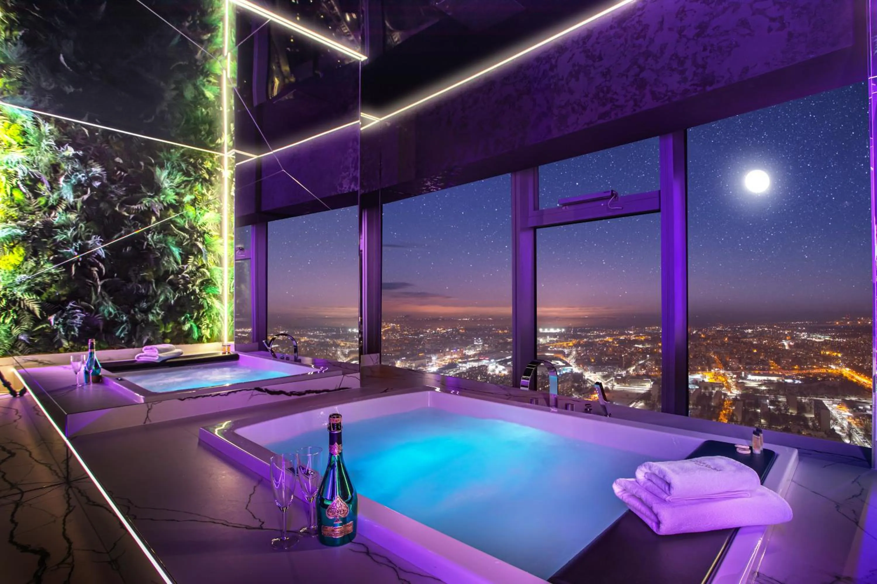 Hot Tub in Apartamenty Sky Tower z Jakuzzi Przy Oknie