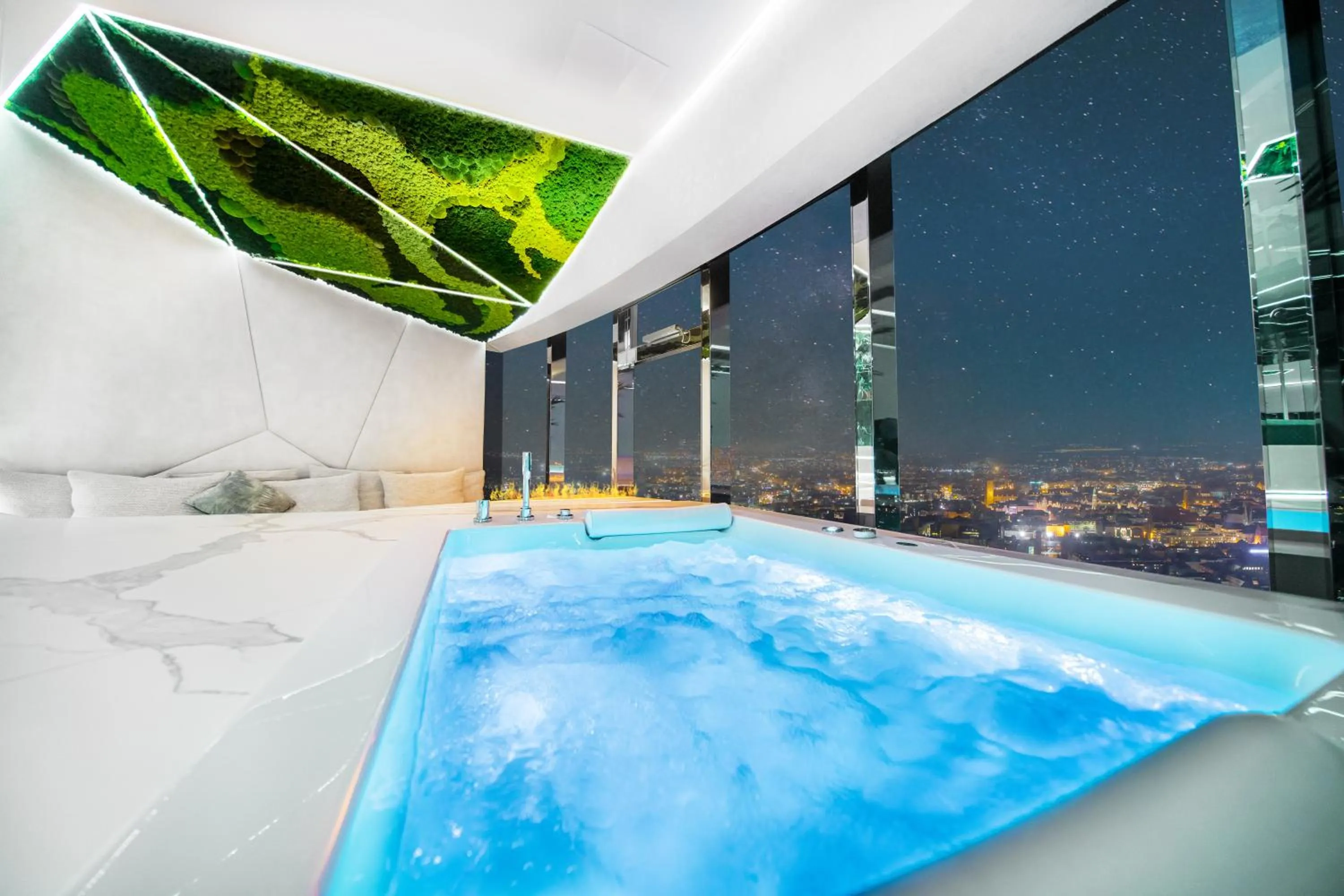 Night in Apartamenty Sky Tower z Jakuzzi Przy Oknie