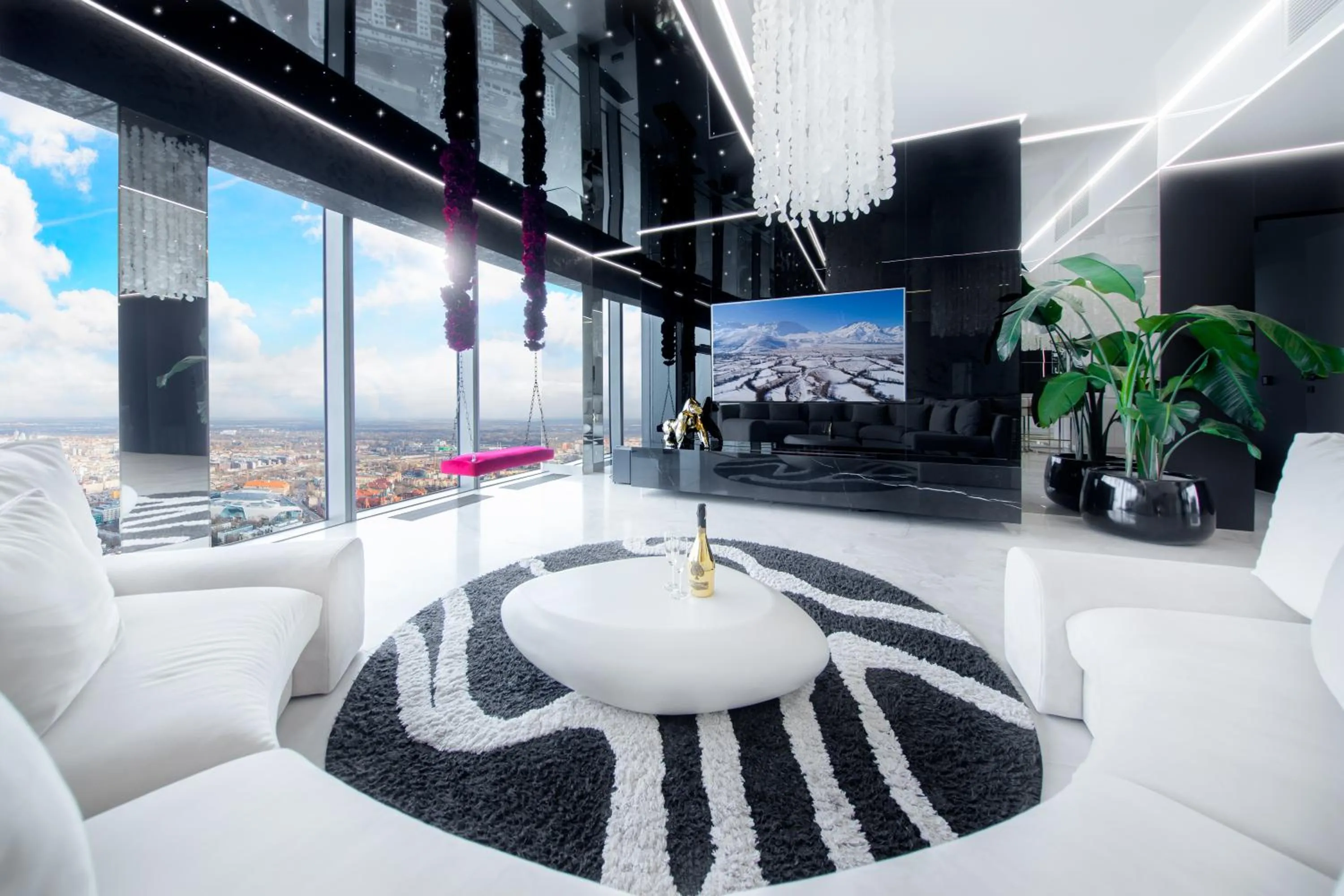 TV and multimedia in Apartamenty Sky Tower z Jakuzzi Przy Oknie