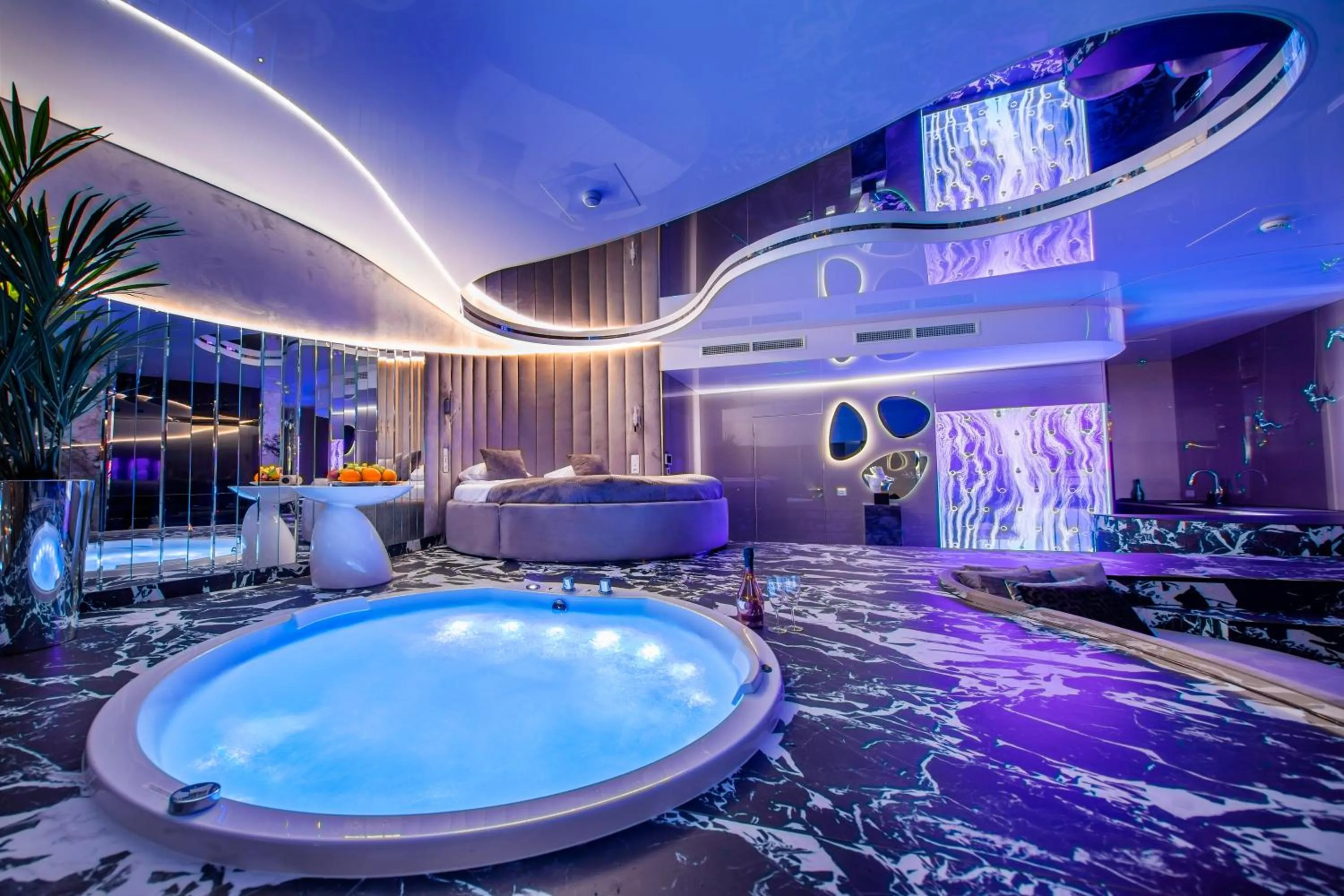Hot Tub in Apartamenty Sky Tower z Jakuzzi Przy Oknie