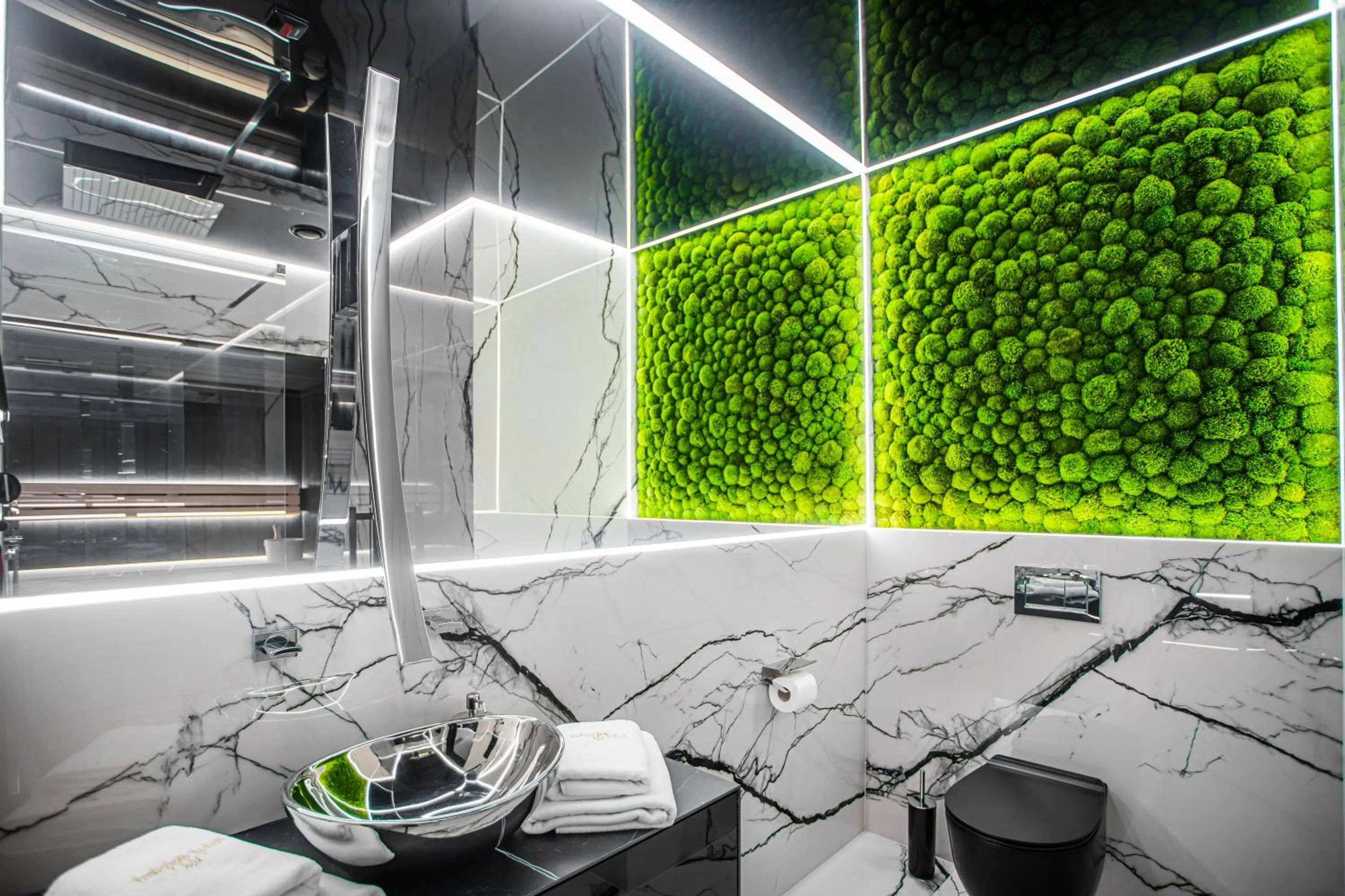 Toilet in Apartamenty Sky Tower z Jakuzzi Przy Oknie