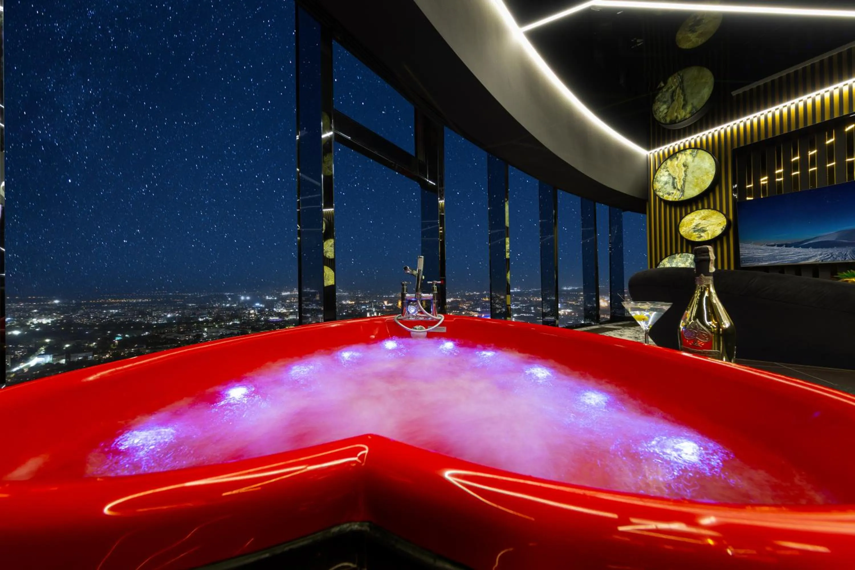 Night in Apartamenty Sky Tower z Jakuzzi Przy Oknie