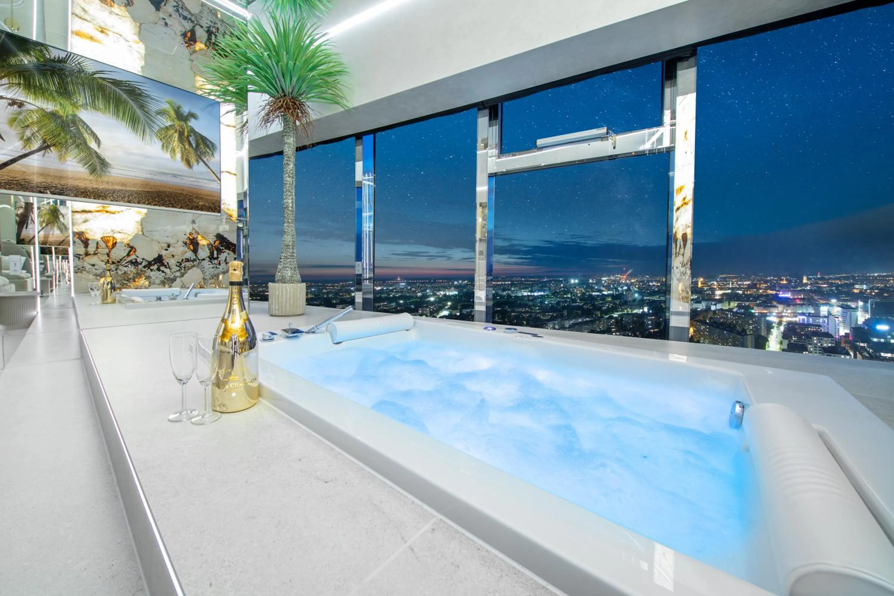 Hot Tub in Apartamenty Sky Tower z Jakuzzi Przy Oknie