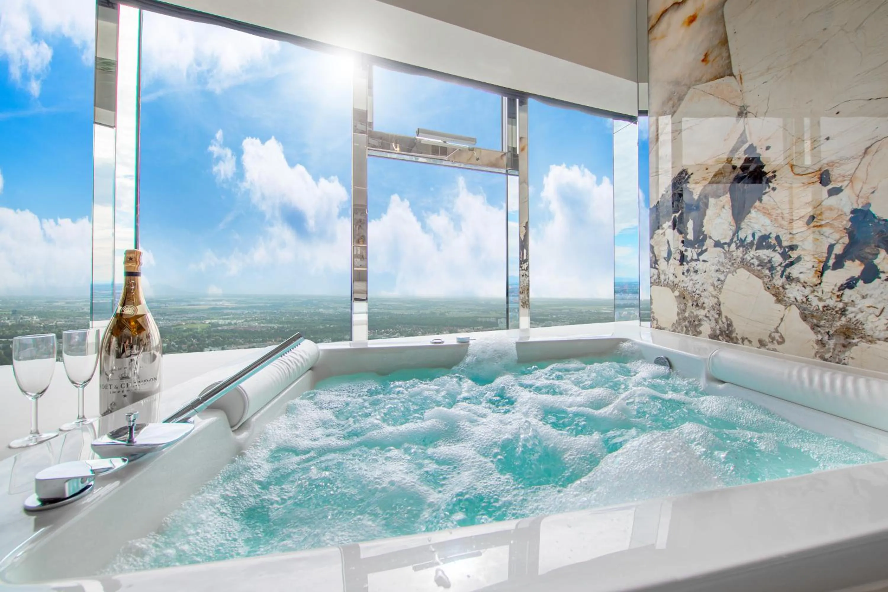 Hot Tub in Apartamenty Sky Tower z Jakuzzi Przy Oknie