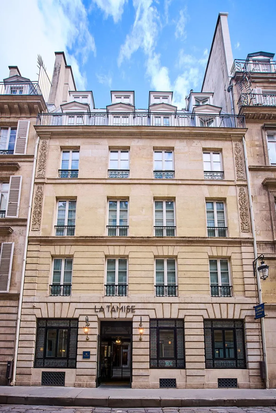 Property building in Hôtel La Tamise - Esprit de France