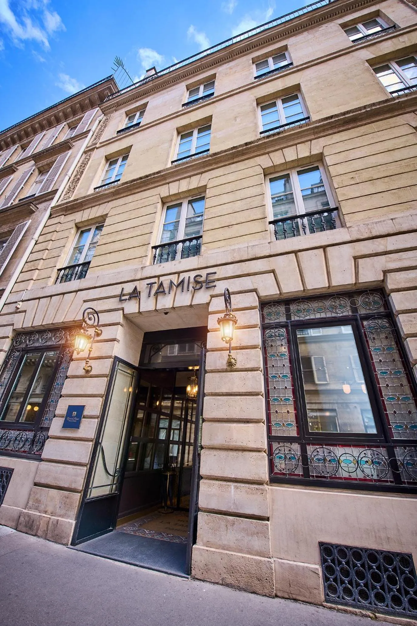 Property building in Hôtel La Tamise - Esprit de France