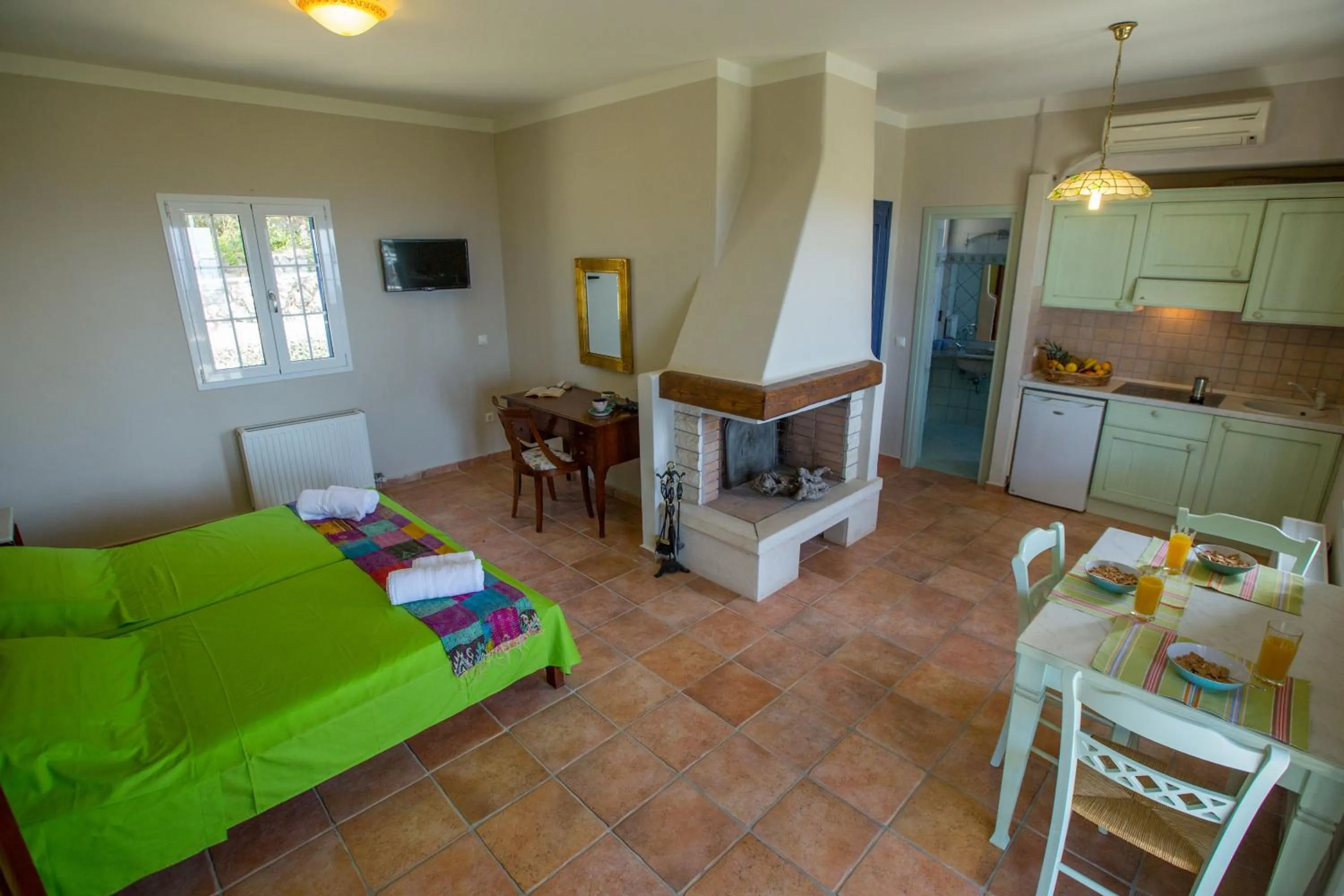 Communal lounge/ TV room, Bed in Villa Theodora